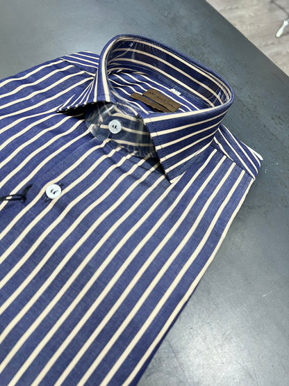 "Camicia uomo Made in Italy - vista laterale vestibilità avvitata"