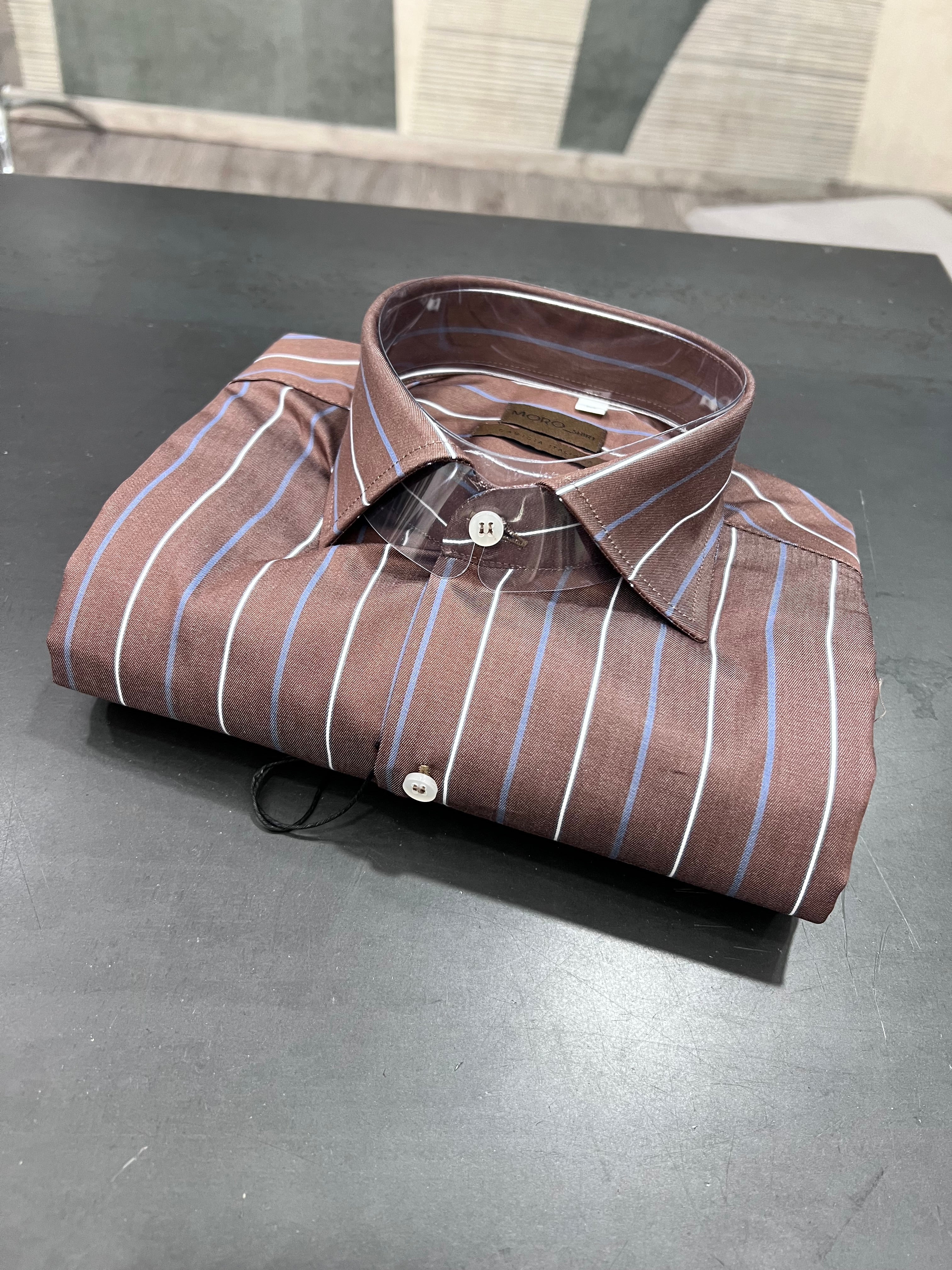 "Camicia uomo marrone a righe - vista frontale completa"