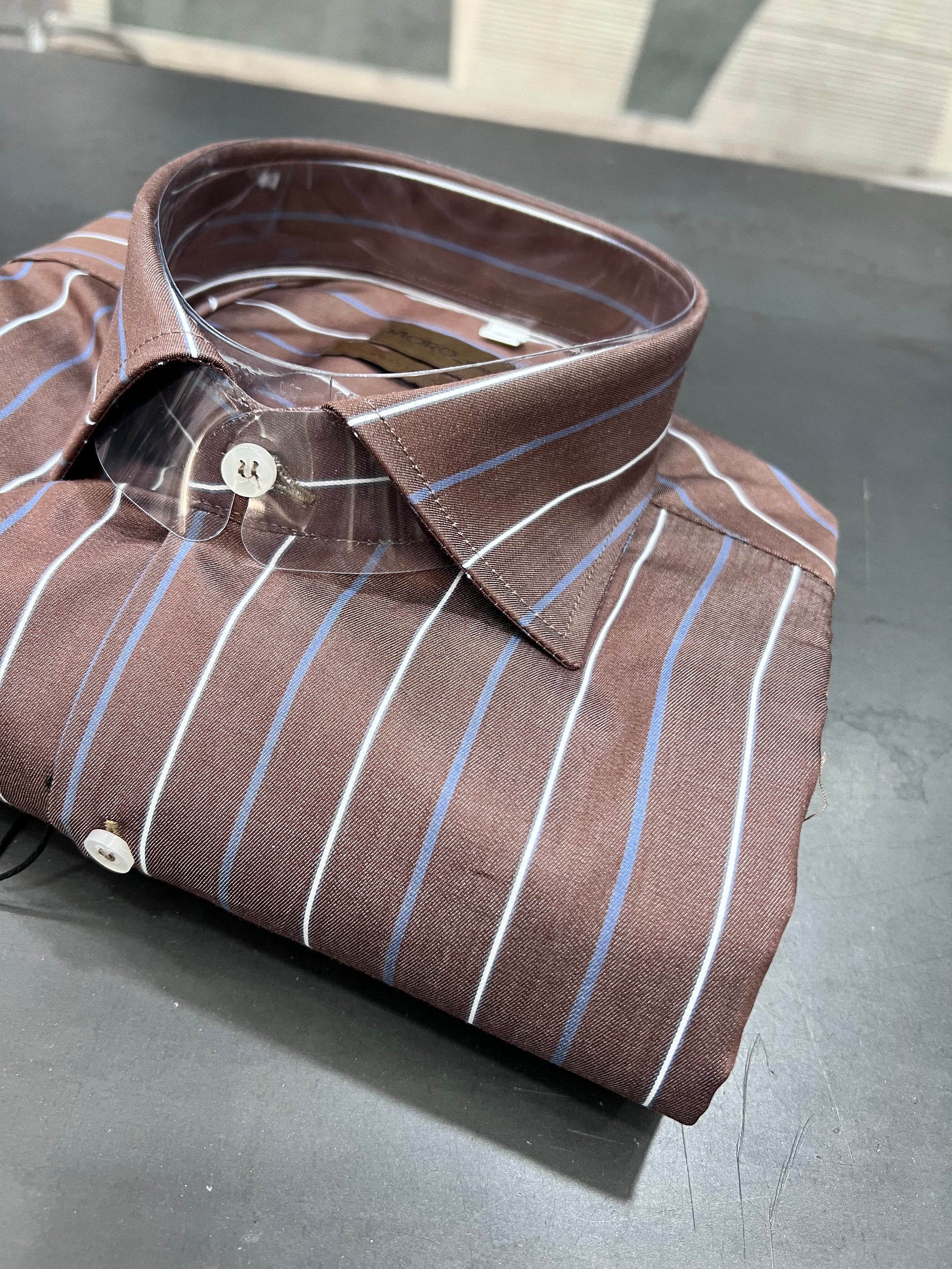"Camicia uomo brown - dettaglio collo francese e righe bianche blu"