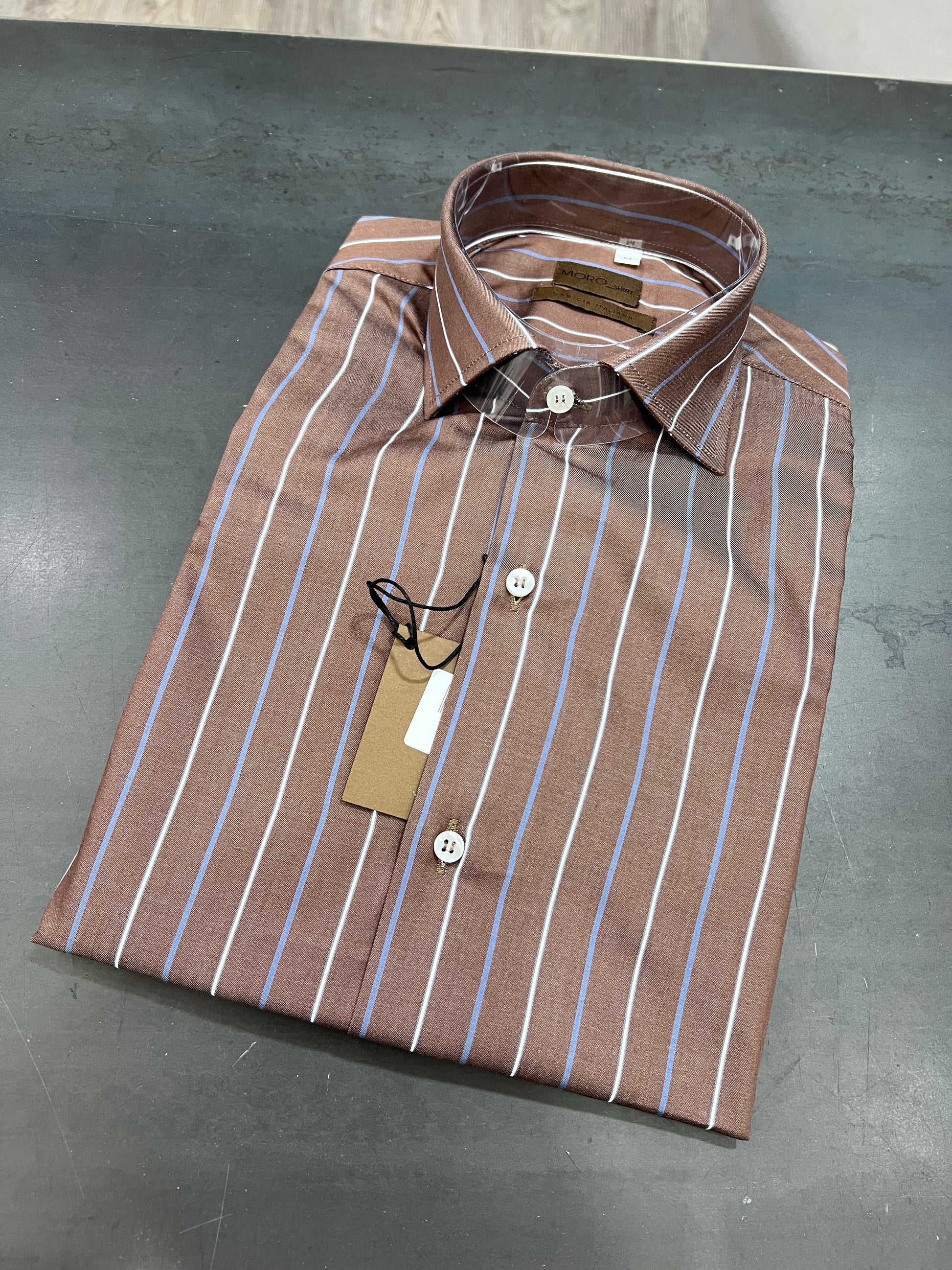 "Camicia uomo cotone brown - vista laterale vestibilità affiancata"