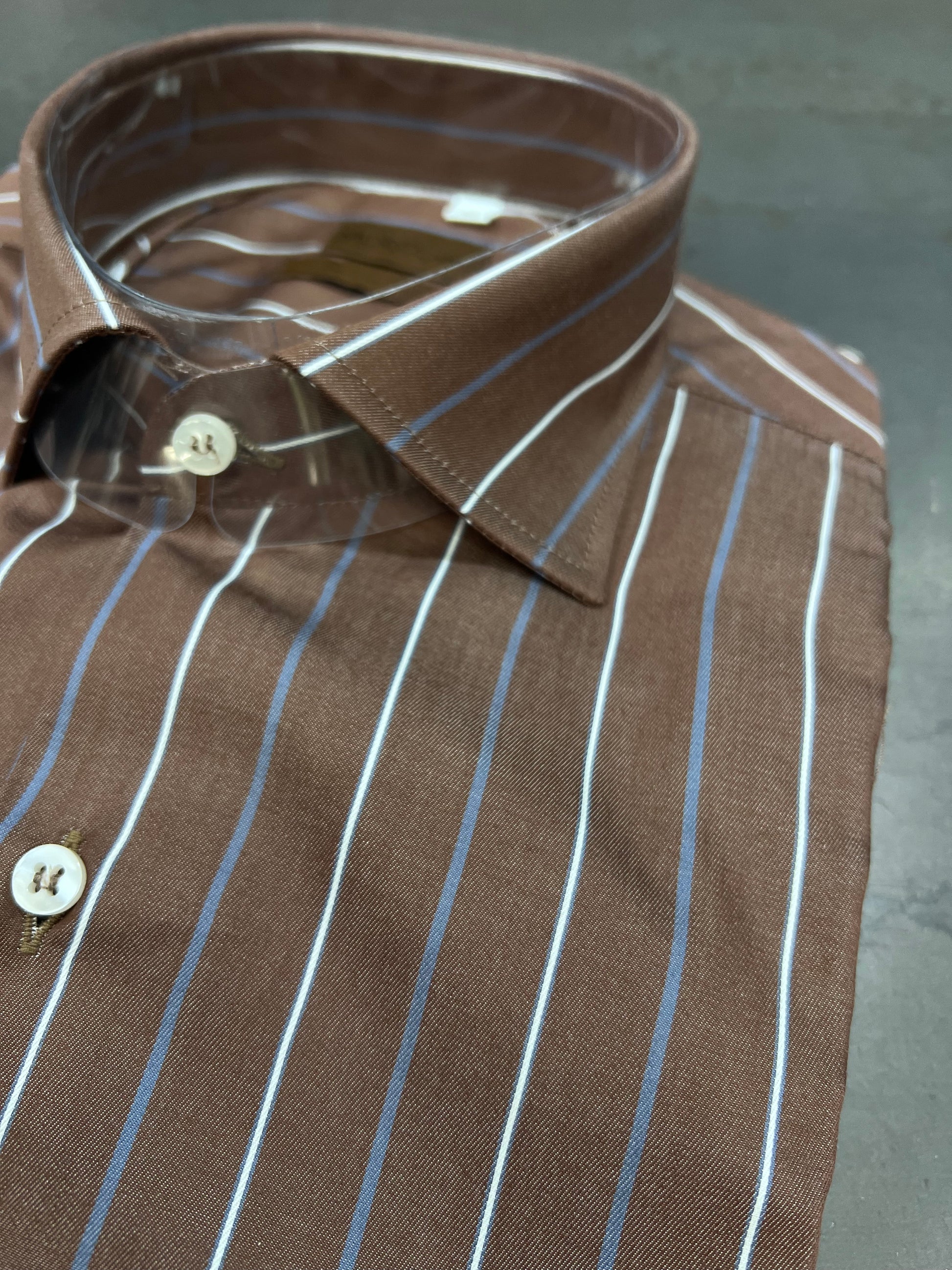 "Camicia uomo Made in Italy - dettaglio tessuto cotone e pattern righe"
