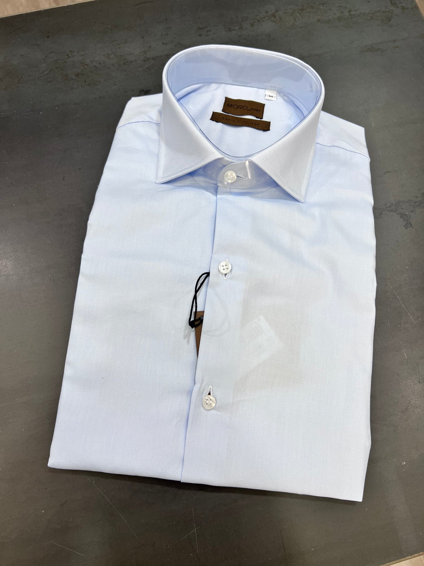 Camicia Oxford celeste - dettaglio manica lunga e polsino
