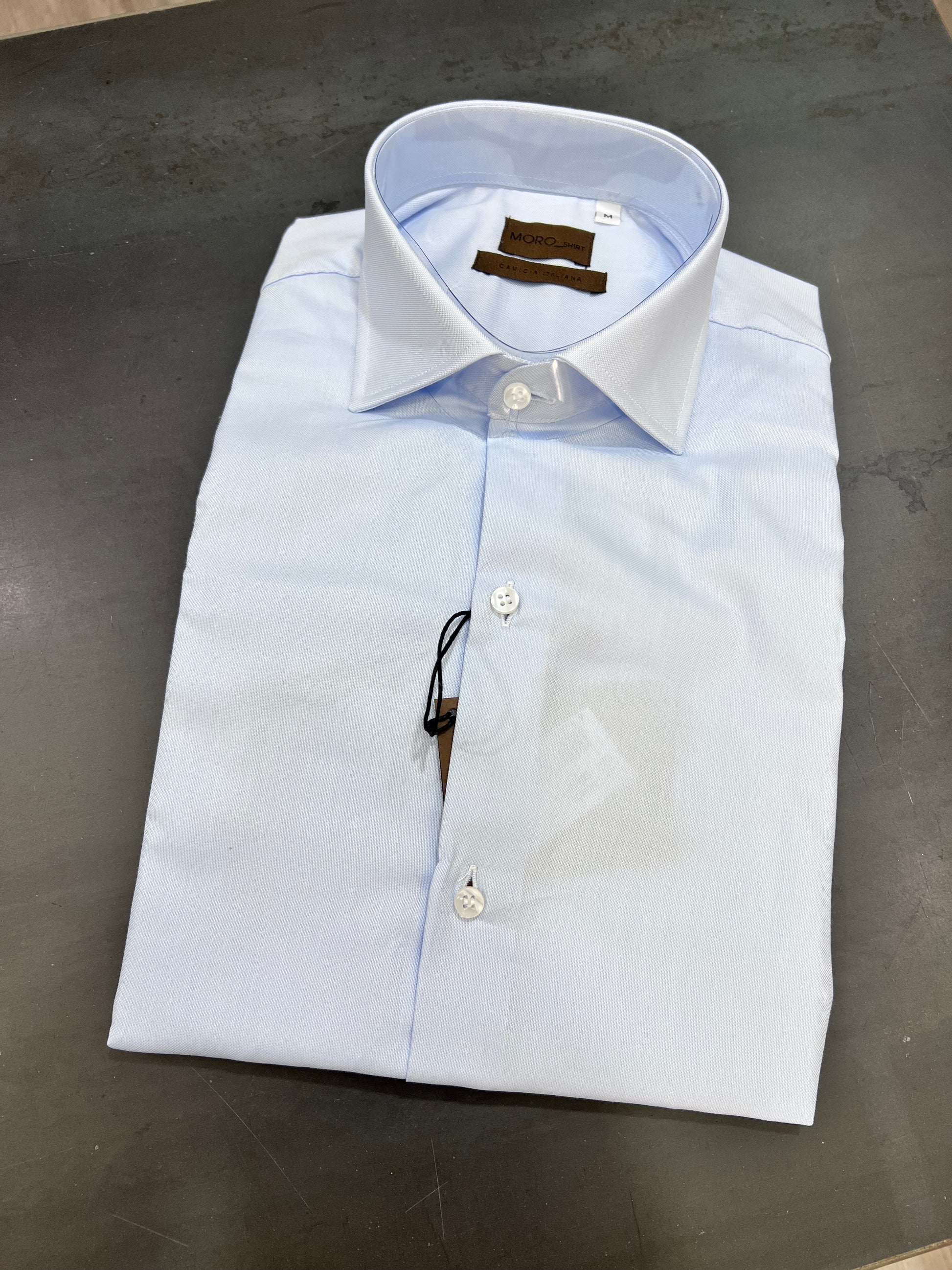 Camicia Oxford celeste - dettaglio manica lunga e polsino
