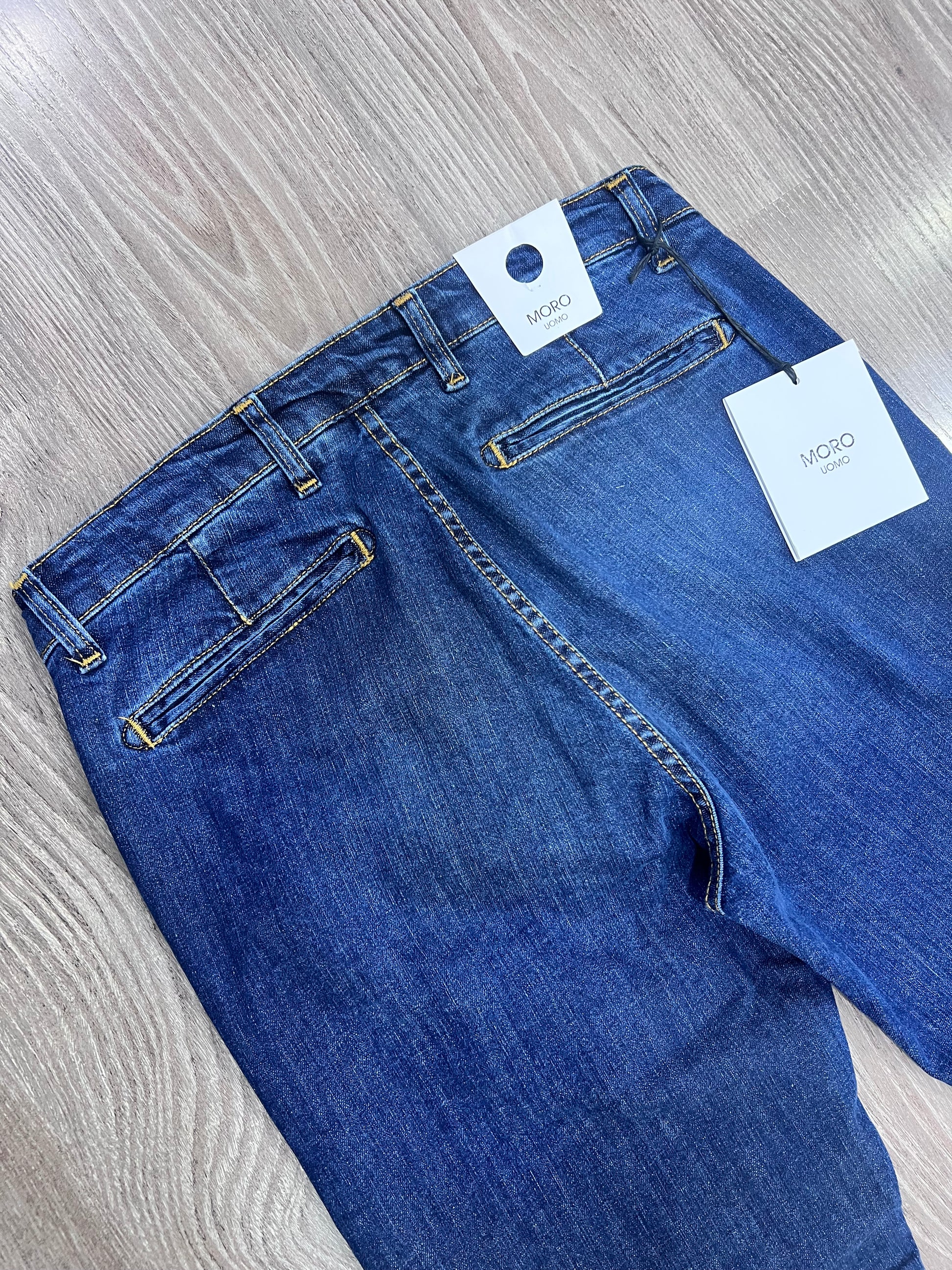 Jeans MJ Sartoriale - Vista posteriore, dettagli tasche a friso e cuciture.
