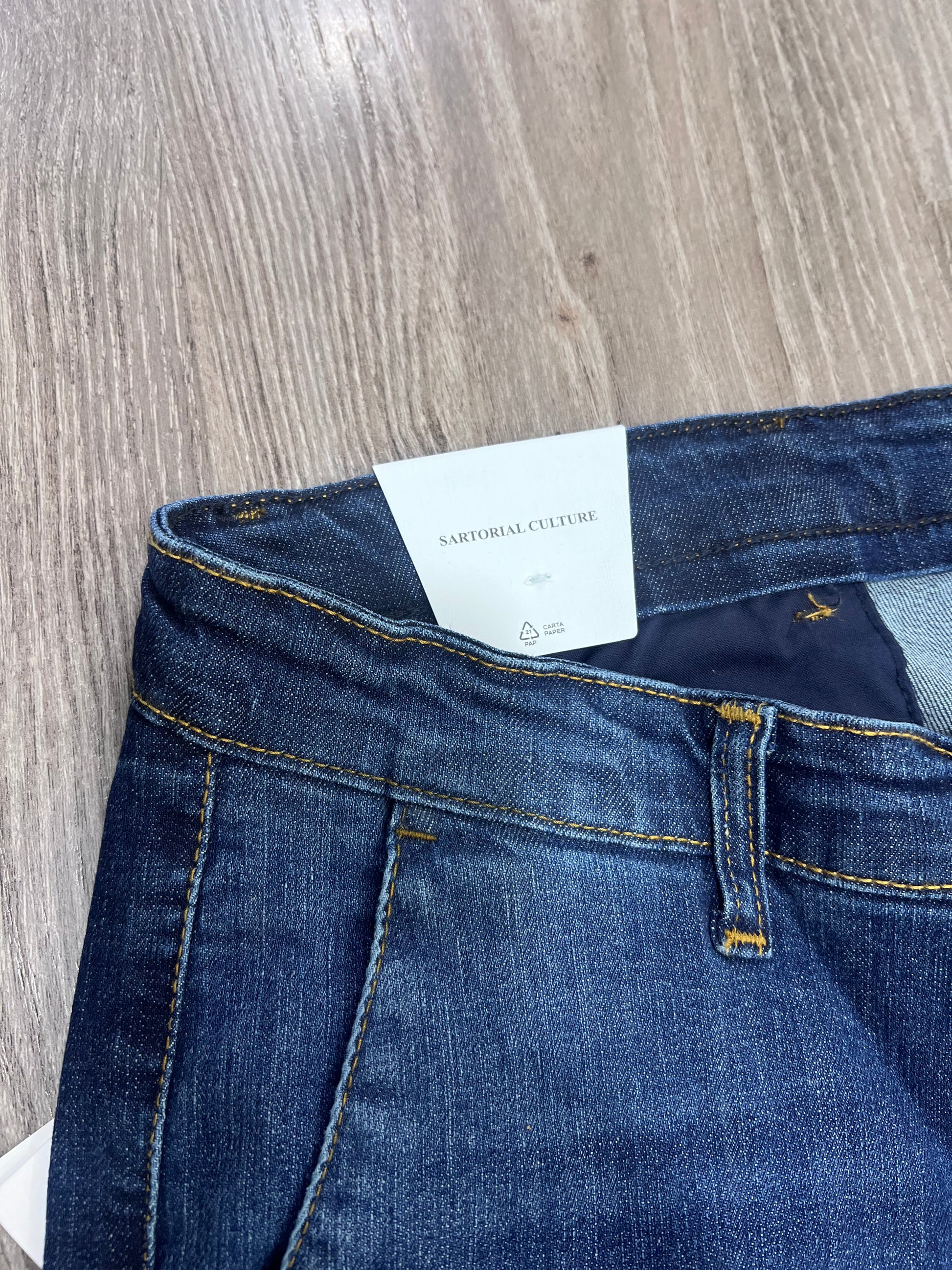 Dettaglio cucitura sartoriale jeans MJ - Manifattura italiana premium
