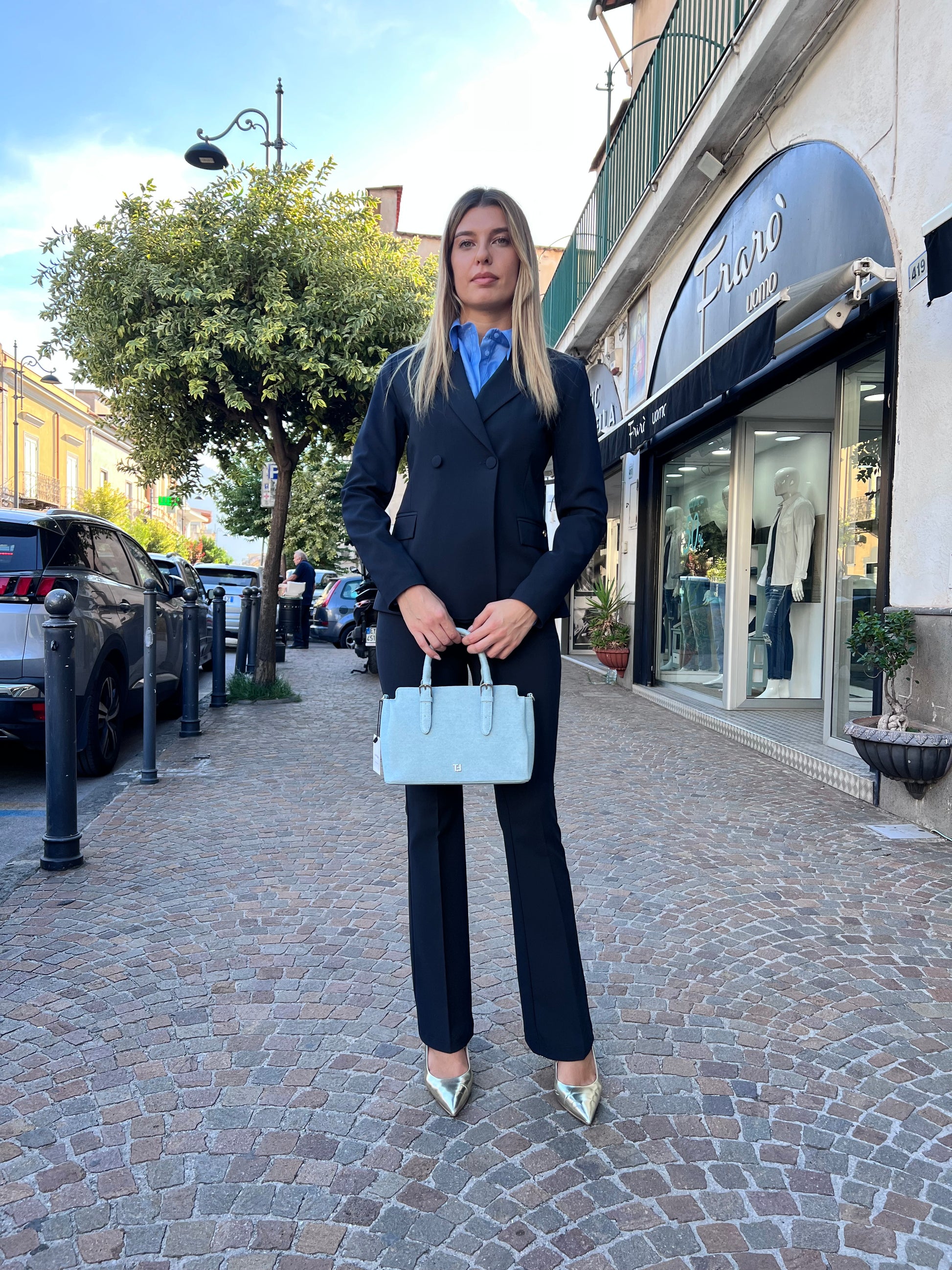Tailleur donna blu elegante Erica Bellucci - Vista frontale completa giacca doppio petto e pantalone a zampa