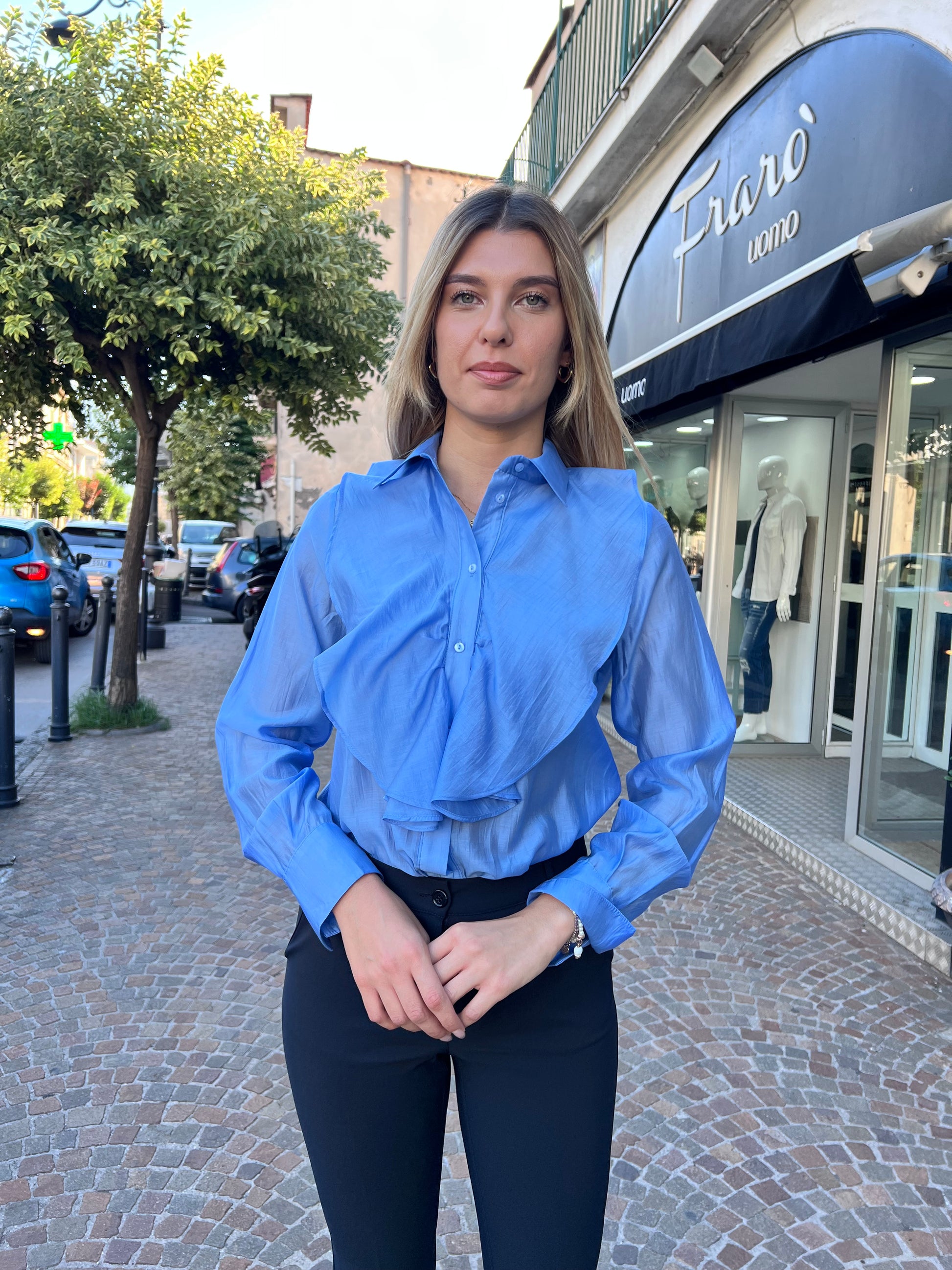 Camicia donna 151 in azzurro indossata da modella - vista frontale