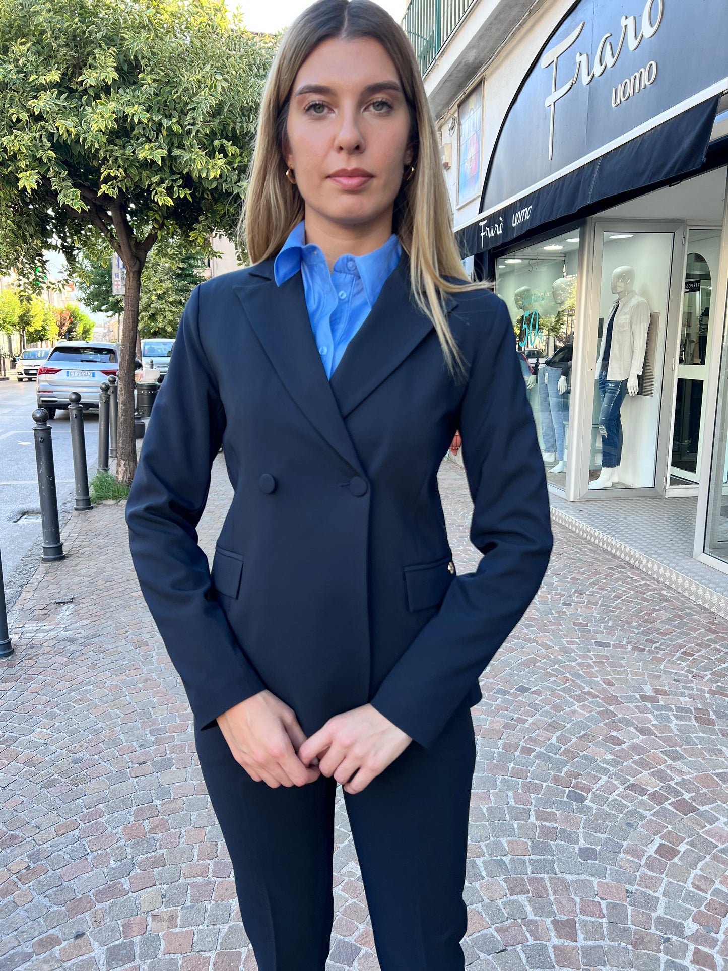 Tailleur blu made in Italy - Dettaglio giacca doppio petto con bottoni eleganti