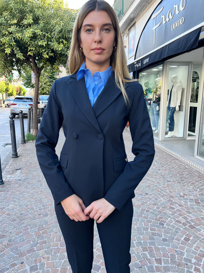 Tailleur blu made in Italy - Dettaglio giacca doppio petto con bottoni eleganti
