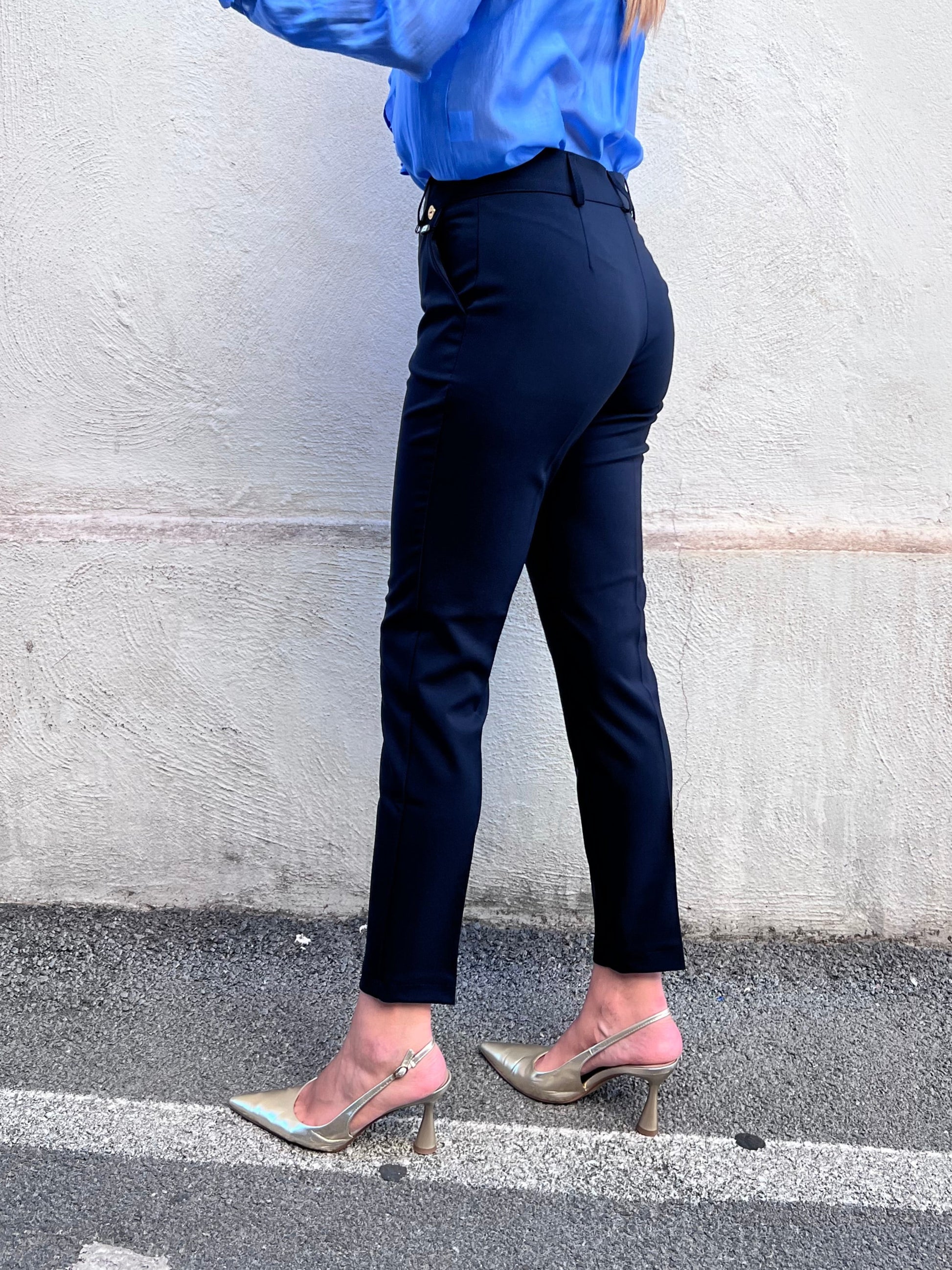 Pantalone tailleur blu - Modello Capri , vista posteriore, elegante per look professionale