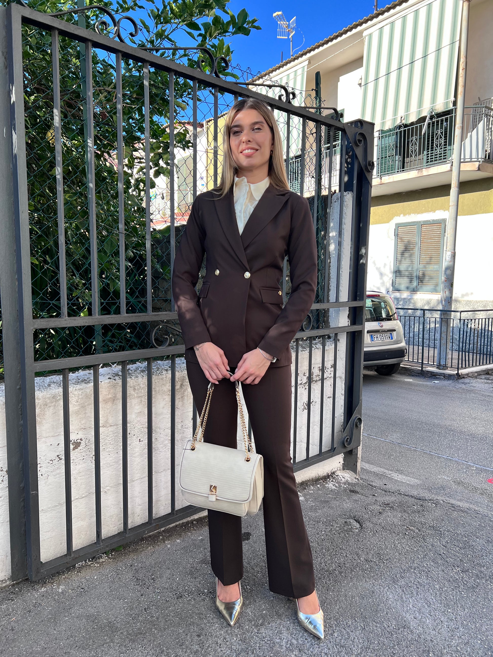 Tailleur cioccolato Erica Bellucci - Vista laterale coordinato giacca e pantalone