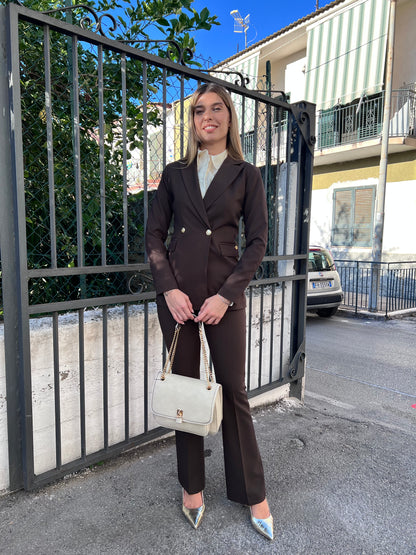Tailleur cioccolato Erica Bellucci - Vista laterale coordinato giacca e pantalone