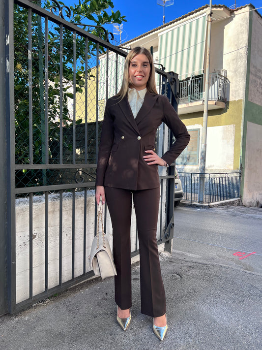 Tailleur donna cioccolato Erica Bellucci - Vista frontale completa giacca doppio petto elegante e pantalone a zampa