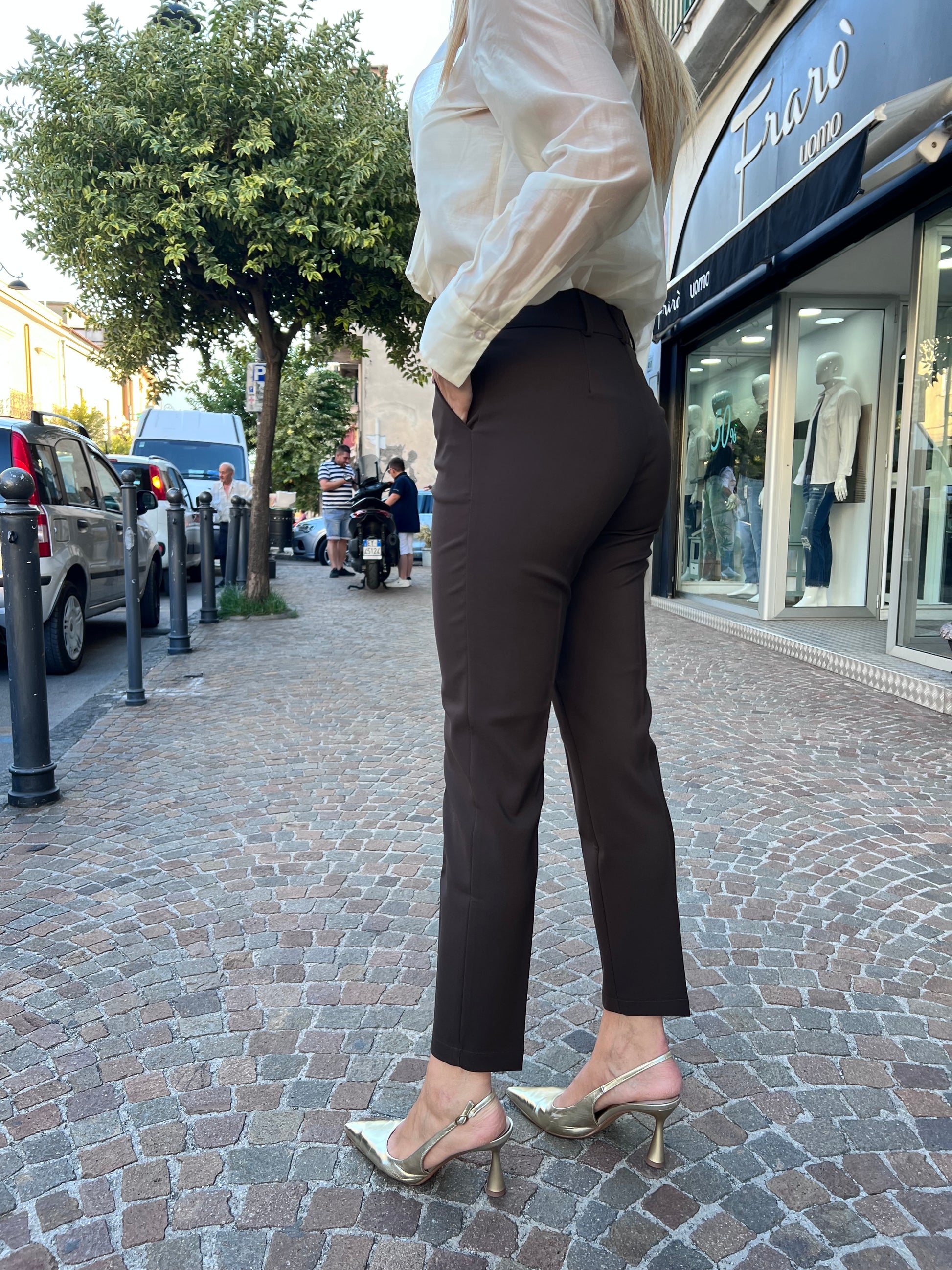 Pantalone tailleur cioccolato - Modello capri vista posteriore