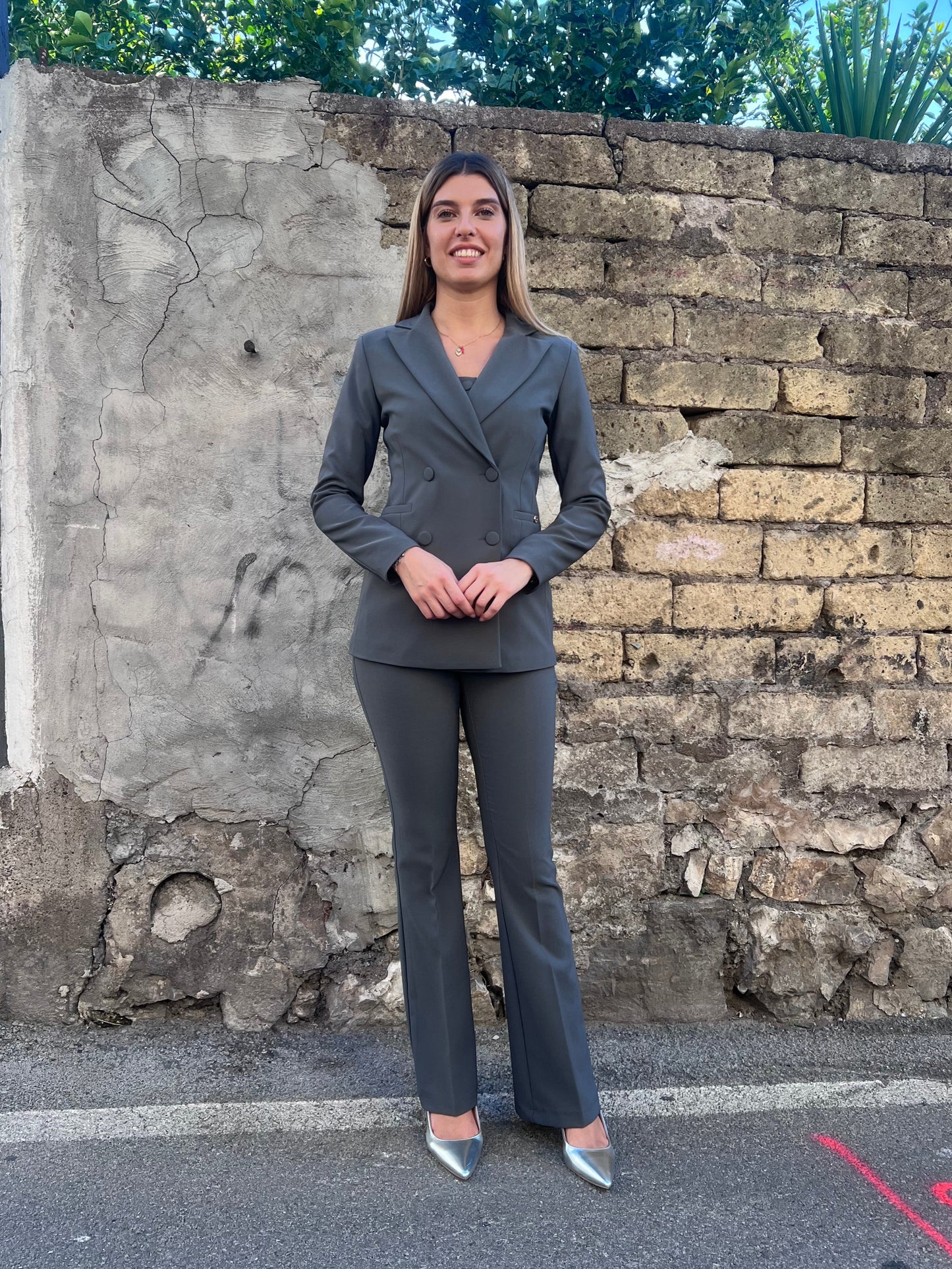 "Completo tailleur donna grigio - blazer avvitato e pantalone zampa, outfit business elegante Erica Bellucci"