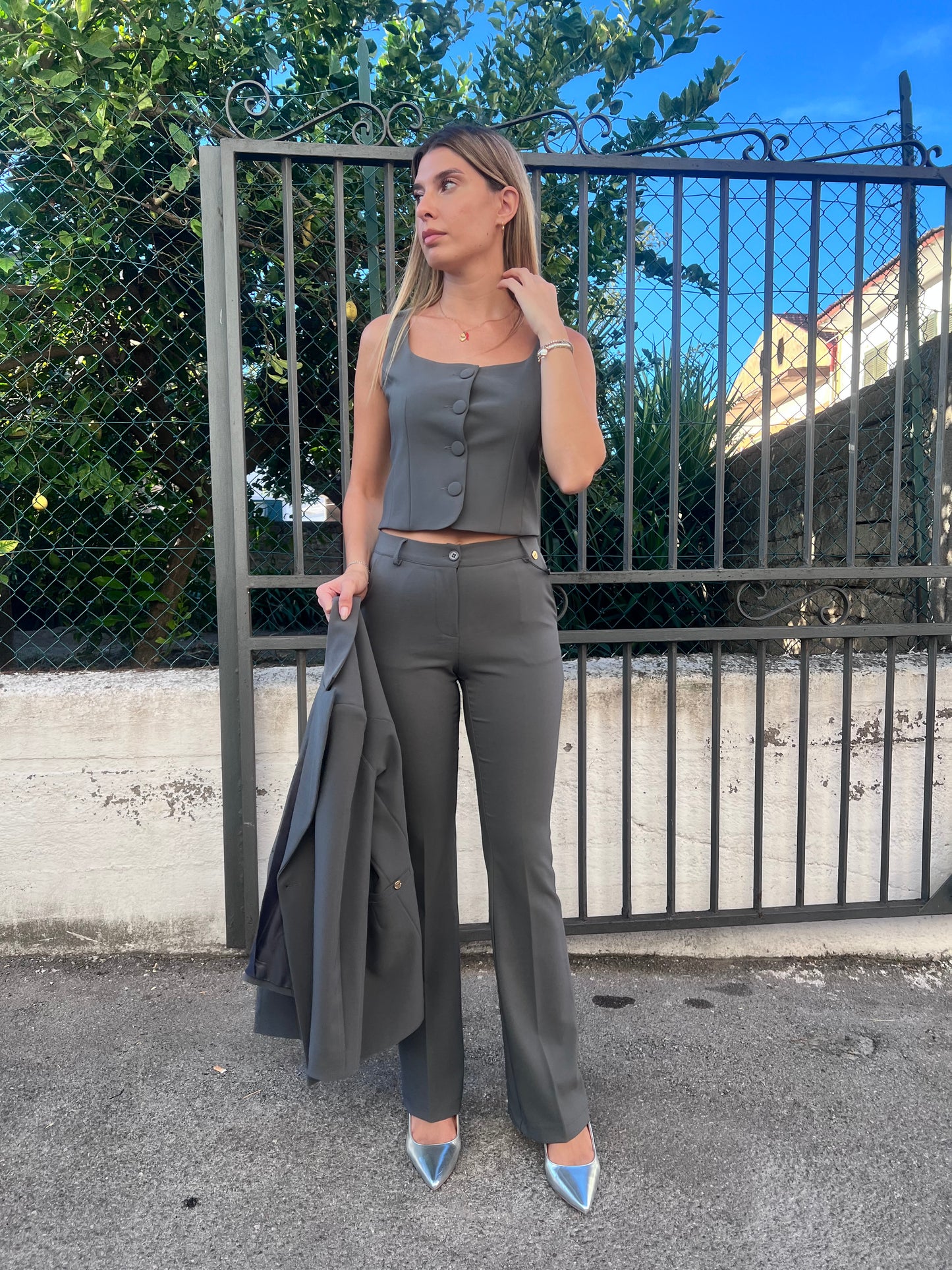Tailleur 529 | Grigio | Trio | Giacca| Gilet| Pantalone Zampa | Erica Bellucci