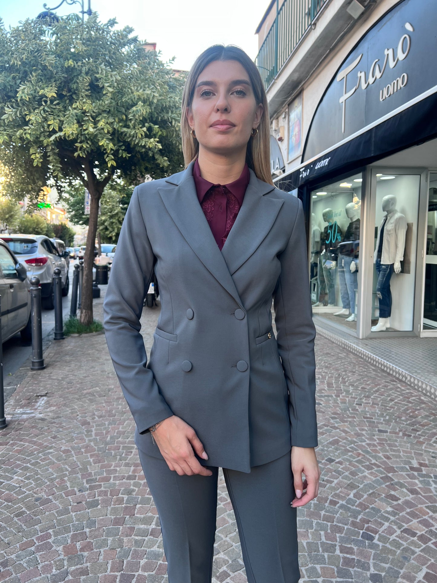 "Tailleur donna grigio Erica Bellucci - dettaglio blazer doppio petto con bottoni rivestiti, qualità italiana premium"