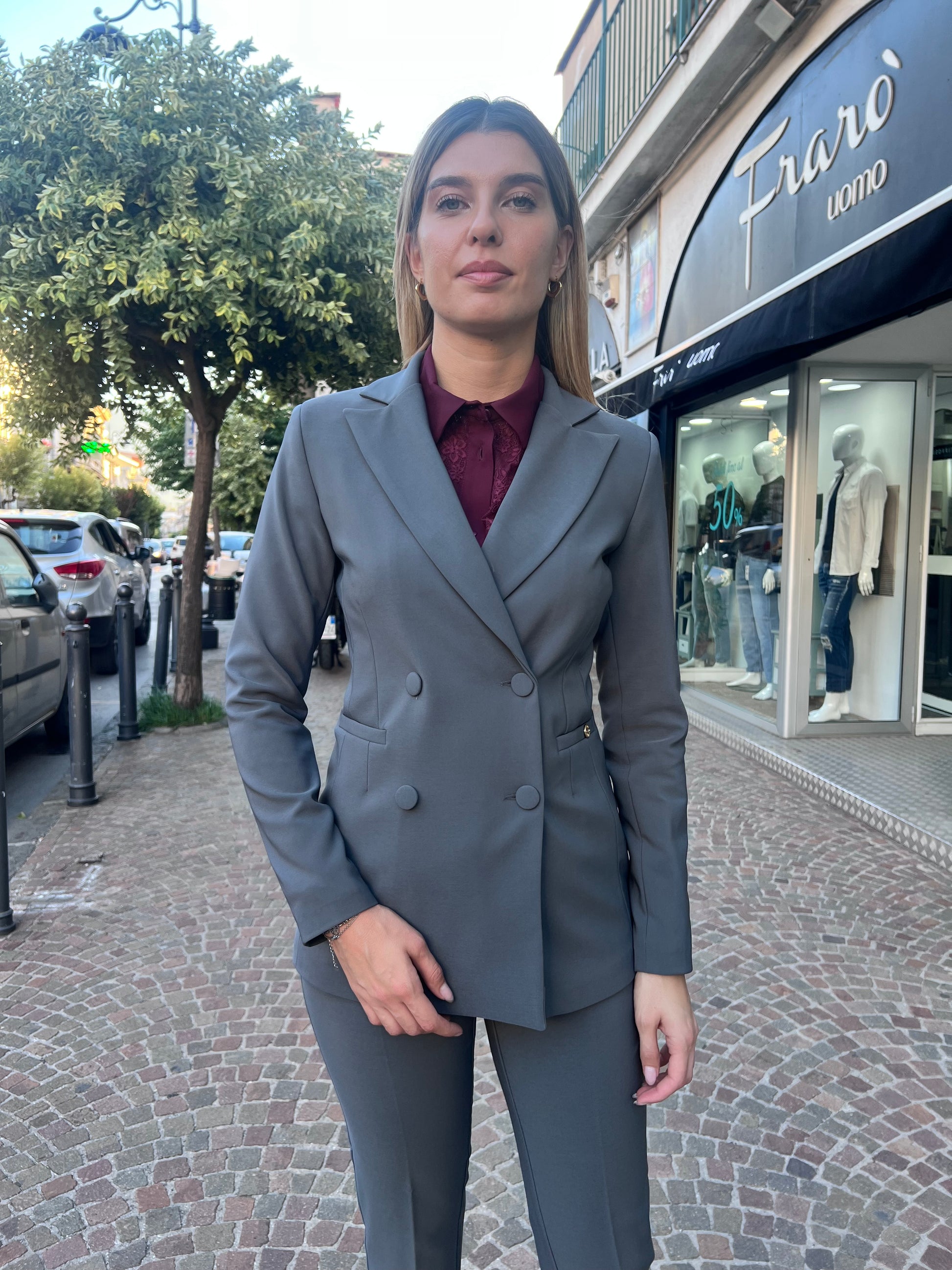 "Tailleur donna grigio Erica Bellucci - dettaglio blazer doppio petto con bottoni rivestiti, qualità italiana premium"