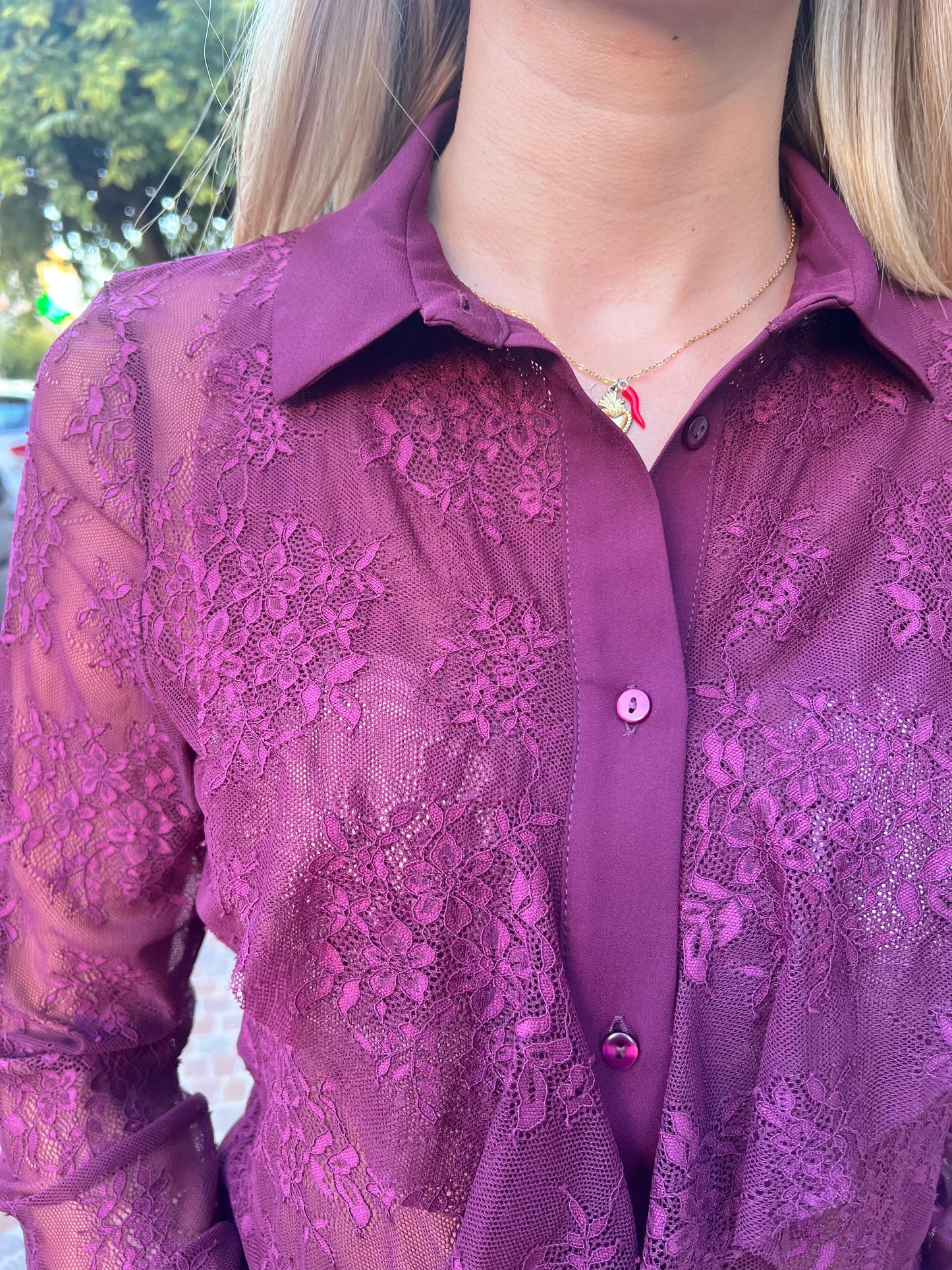 Dettaglio tessuto pizzo semi trasparente - camicia donna elegante
