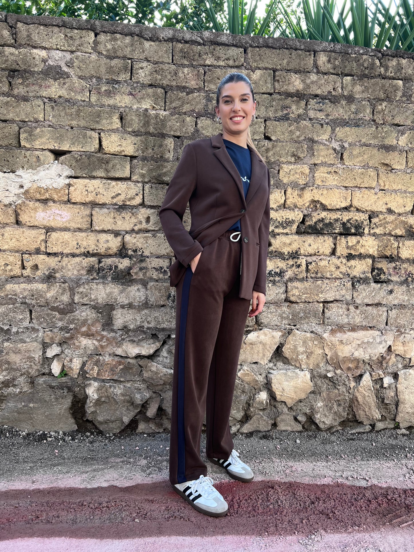 Tailleur donna felpa cioccolato - Vista laterale giacca e pantalone palazzo con banda a contrasto Erica Bellucci

