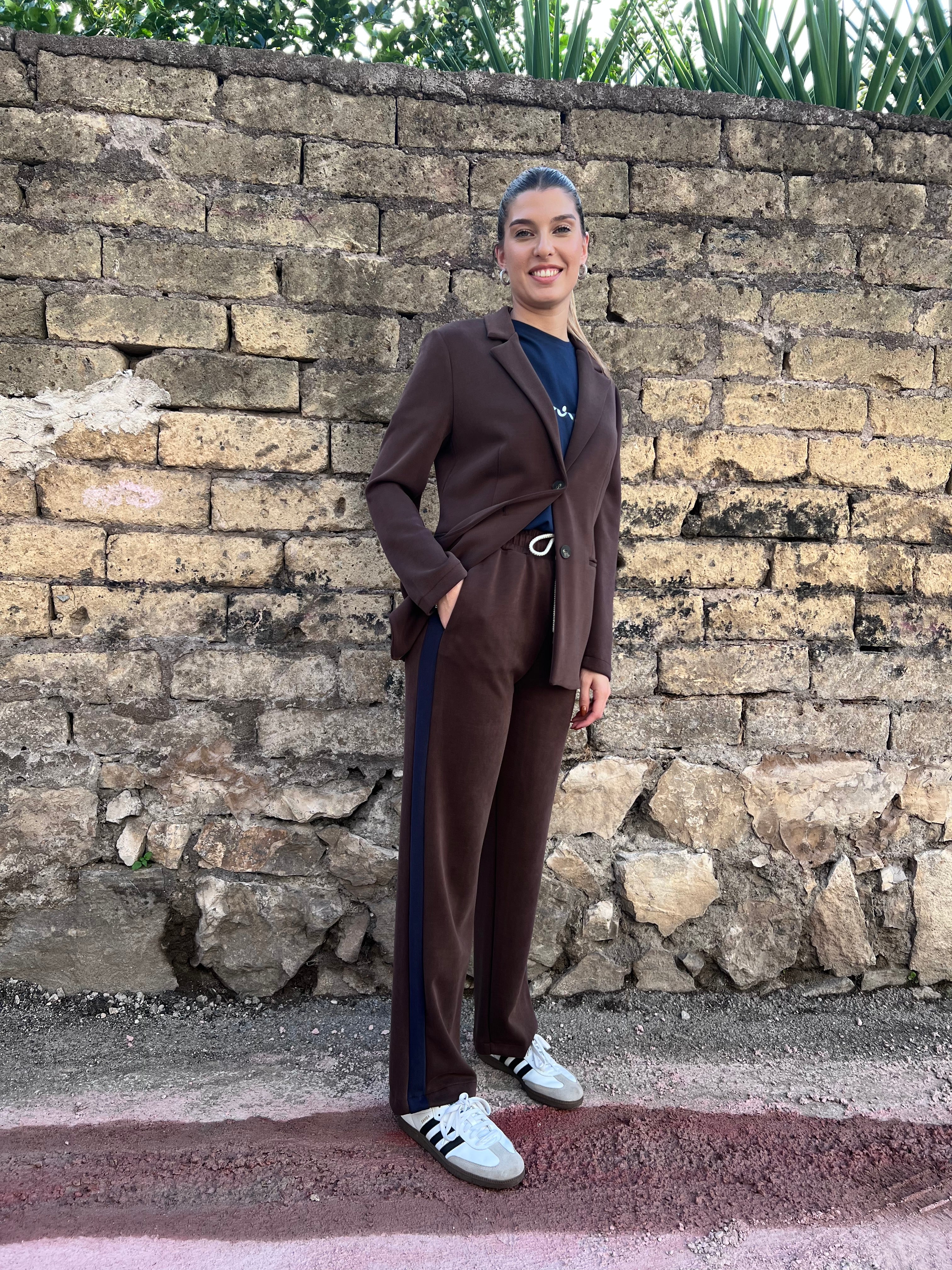 Tailleur donna felpa cioccolato - Vista laterale giacca e pantalone palazzo con banda a contrasto Erica Bellucci
