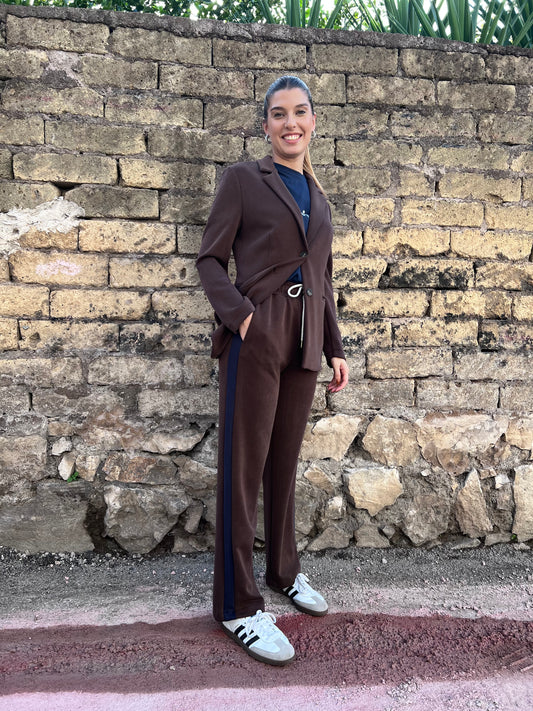 Tailleur donna felpa cioccolato Erica Bellucci - Vista frontale completa giacca e pantalone palazzo
