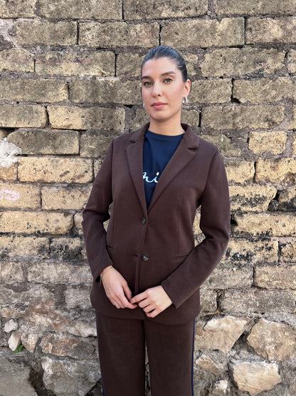 Dettaglio giacca tailleur felpa cioccolato - Bottoni eleganti e vestibilità raffinata Made in Italy Erica Bellucci
