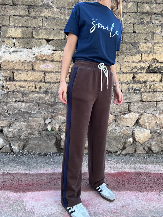 Pantalone donna wide leg felpa cioccolato - Vista laterale tessuto tecnico comfort Made in Italy
