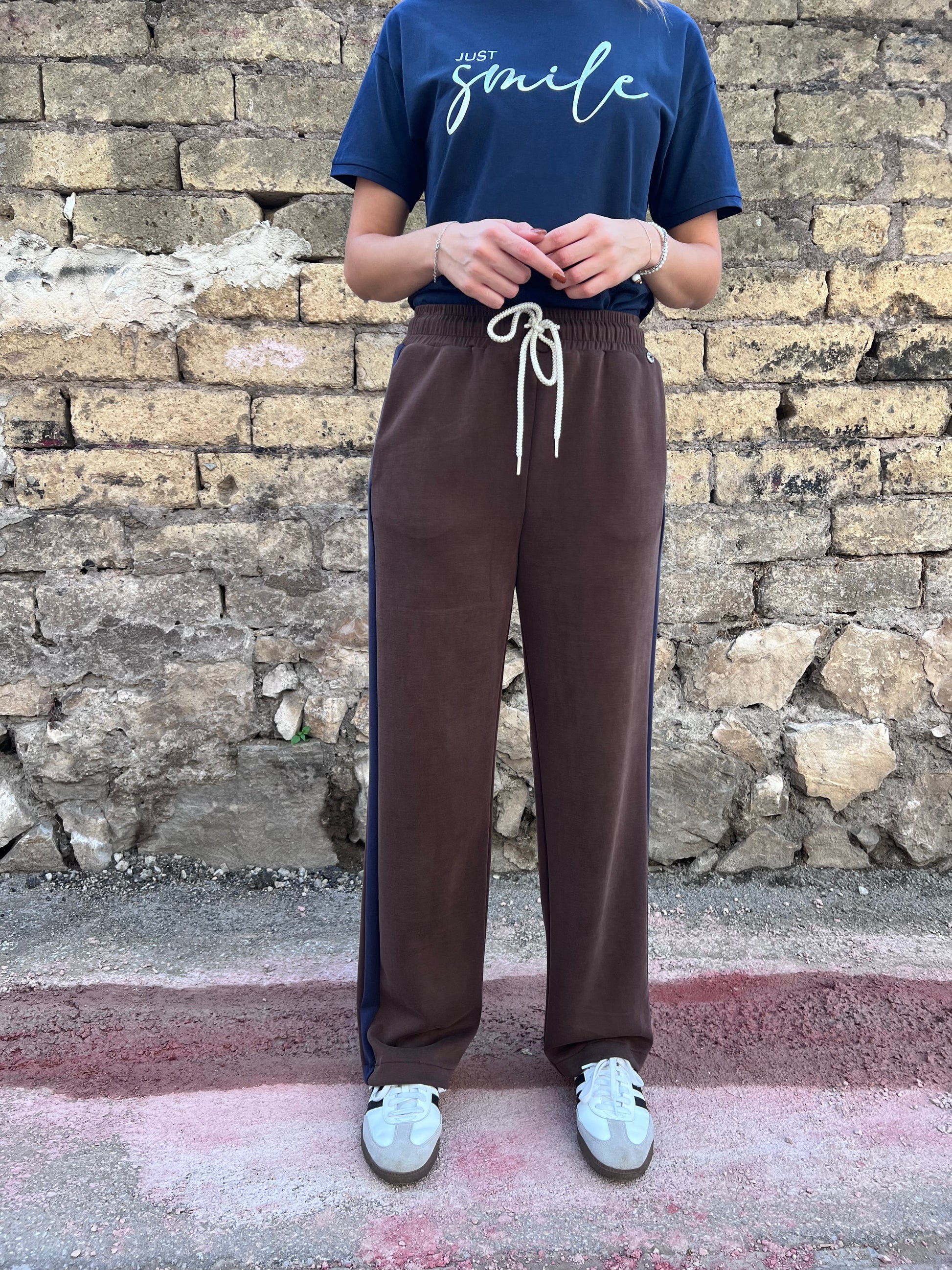 Pantalone donna wide leg felpa cioccolato  Erica Bellucci - Vista frontale gamba larga Made in Italy
