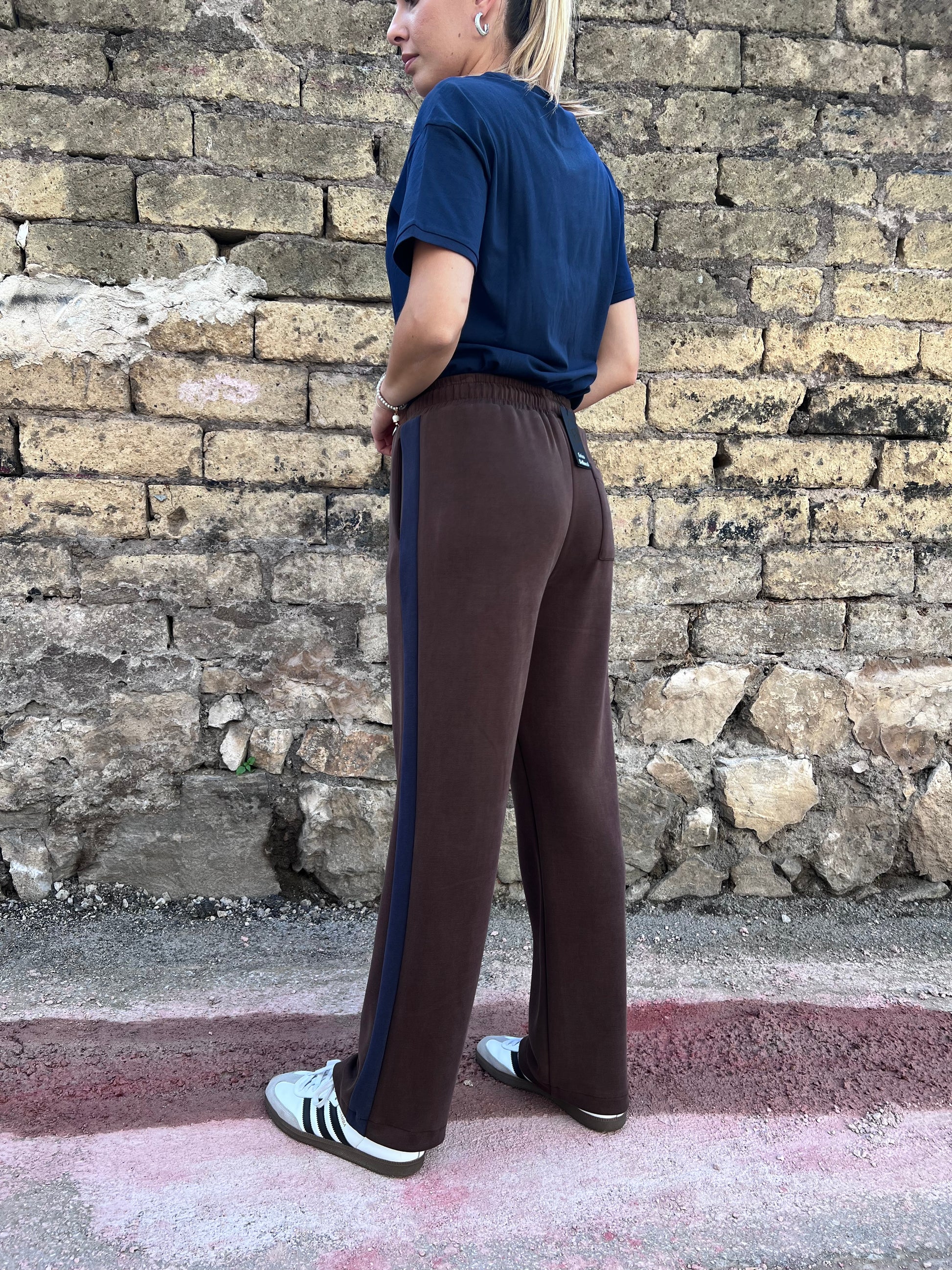 Pantalone wide leg felpa cioccolato - Vista posteriore gamba larga elegante Made in Italy
