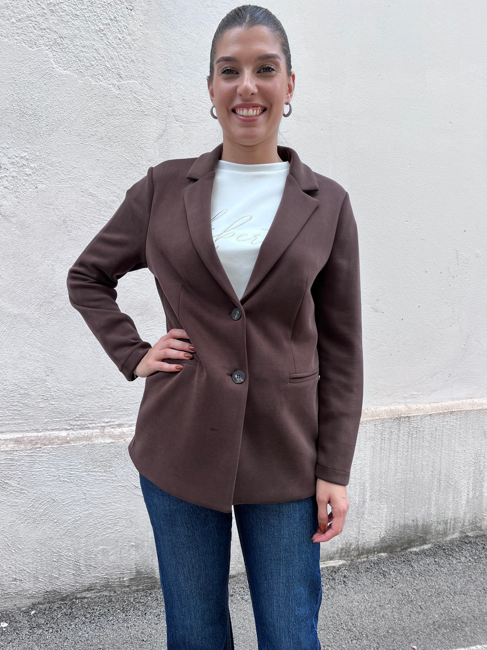 Giacca donna felpa cioccolato Erica Bellucci - Vista frontale elegante con 2 bottoni Made in Italy
