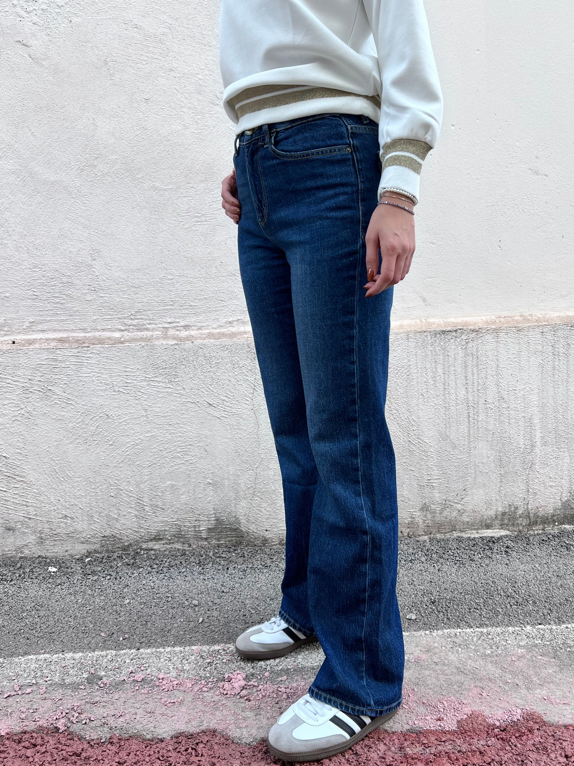 "Jeans donna Tiffosi Iris_3 blu scuro vista laterale - dettaglio vestibilità gamba dritta"