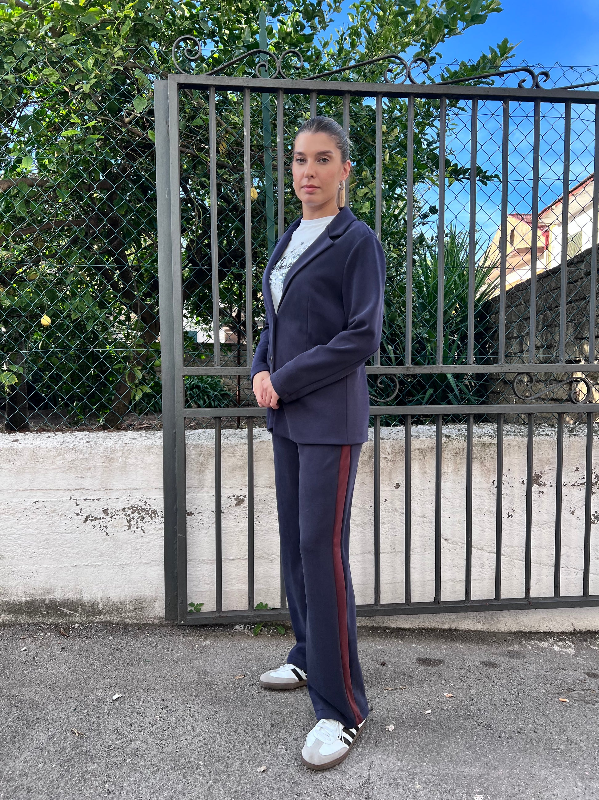 Tailleur donna felpa blu - Vista laterale giacca e pantalone palazzo con banda a contrasto Erica Bellucci
