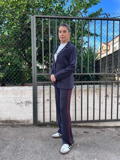 Tailleur donna felpa blu - Vista laterale giacca e pantalone palazzo con banda a contrasto Erica Bellucci
