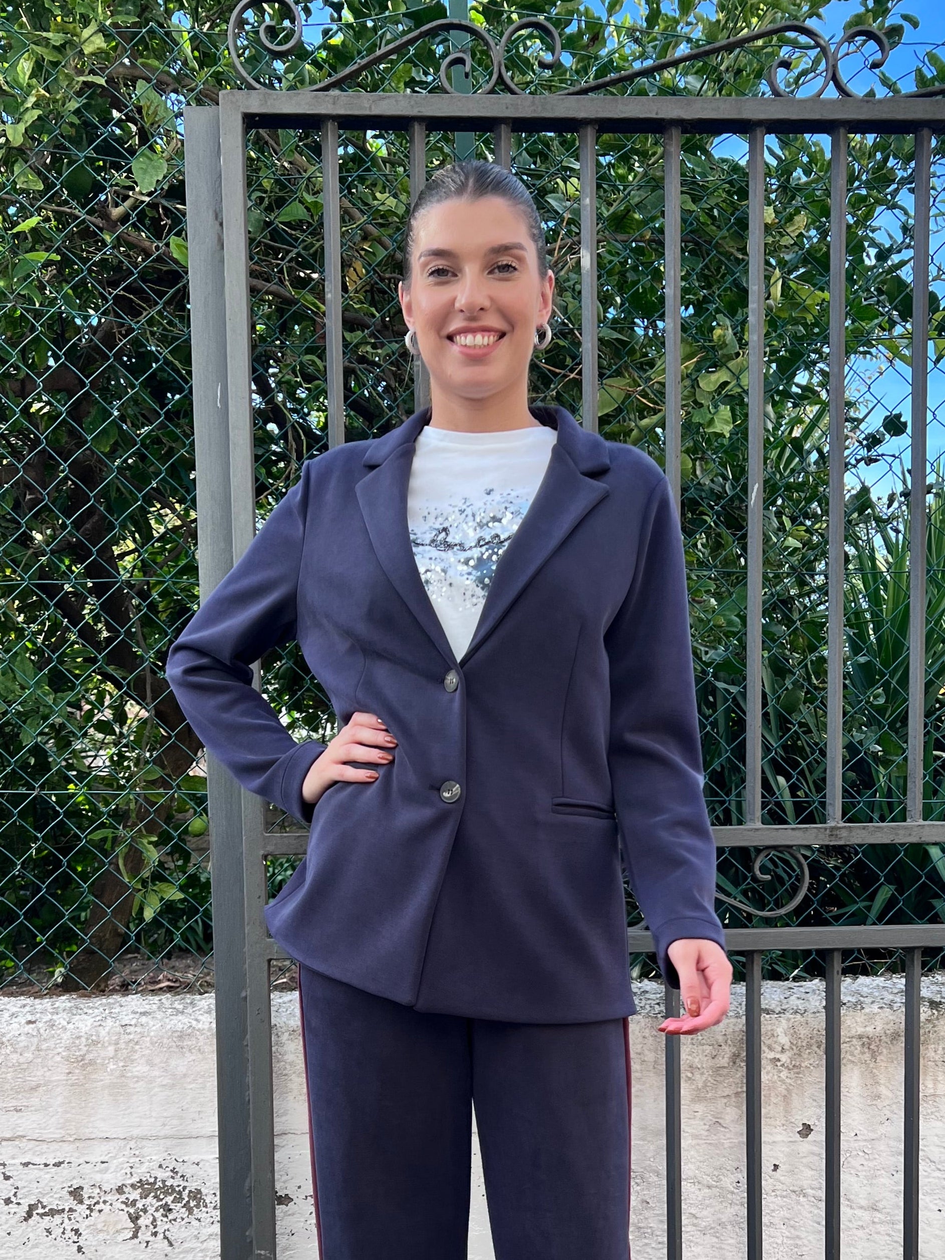 Giacca donna felpa blu Erica Bellucci - Vista frontale elegante con 2 bottoni Made in Italy
