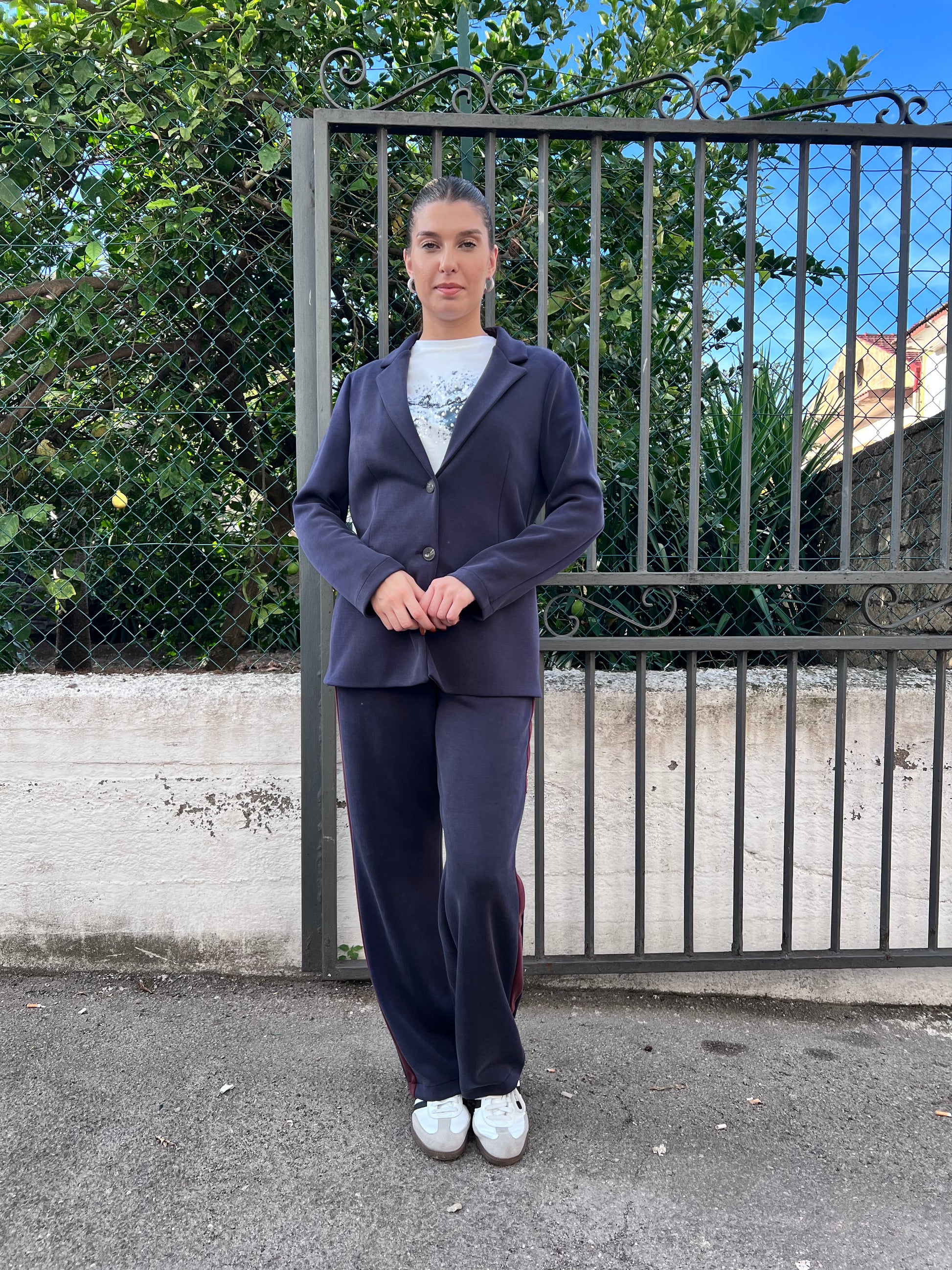 Tailleur donna felpa blu Erica Bellucci - Vista frontale completa giacca e pantalone palazzo elegante Made in Italy
