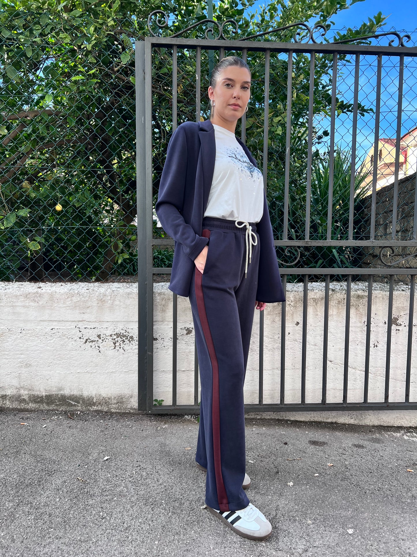 Completo tailleur felpa blu - Dettaglio vestibilità comoda e tessuto tecnico di qualità Made in Italy
