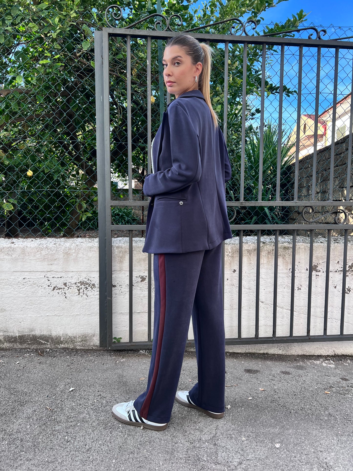 Tailleur donna blu Erica Bellucci - Vista posteriore giacca e pantalone palazzo elegante tessuto felpa
