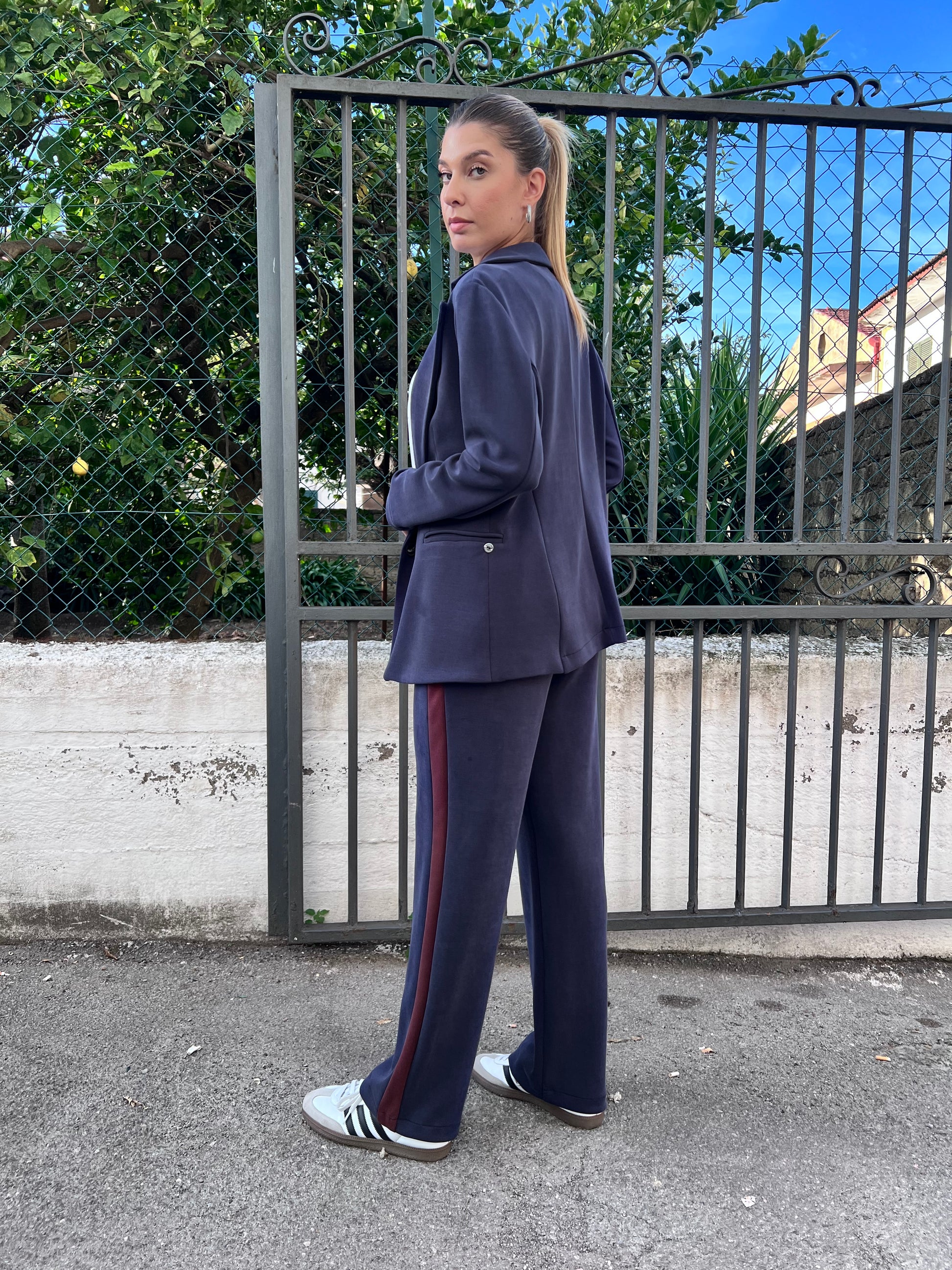 Tailleur donna blu Erica Bellucci - Vista posteriore giacca e pantalone palazzo elegante tessuto felpa
