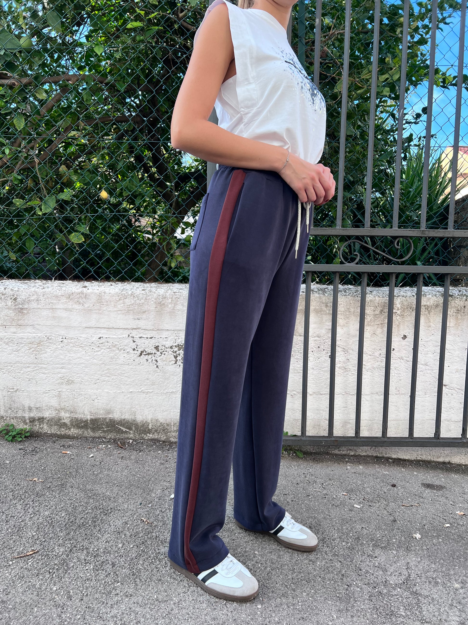 Pantalone donna wide leg felpa blu - Vista laterale tessuto tecnico comfort Made in Italy
