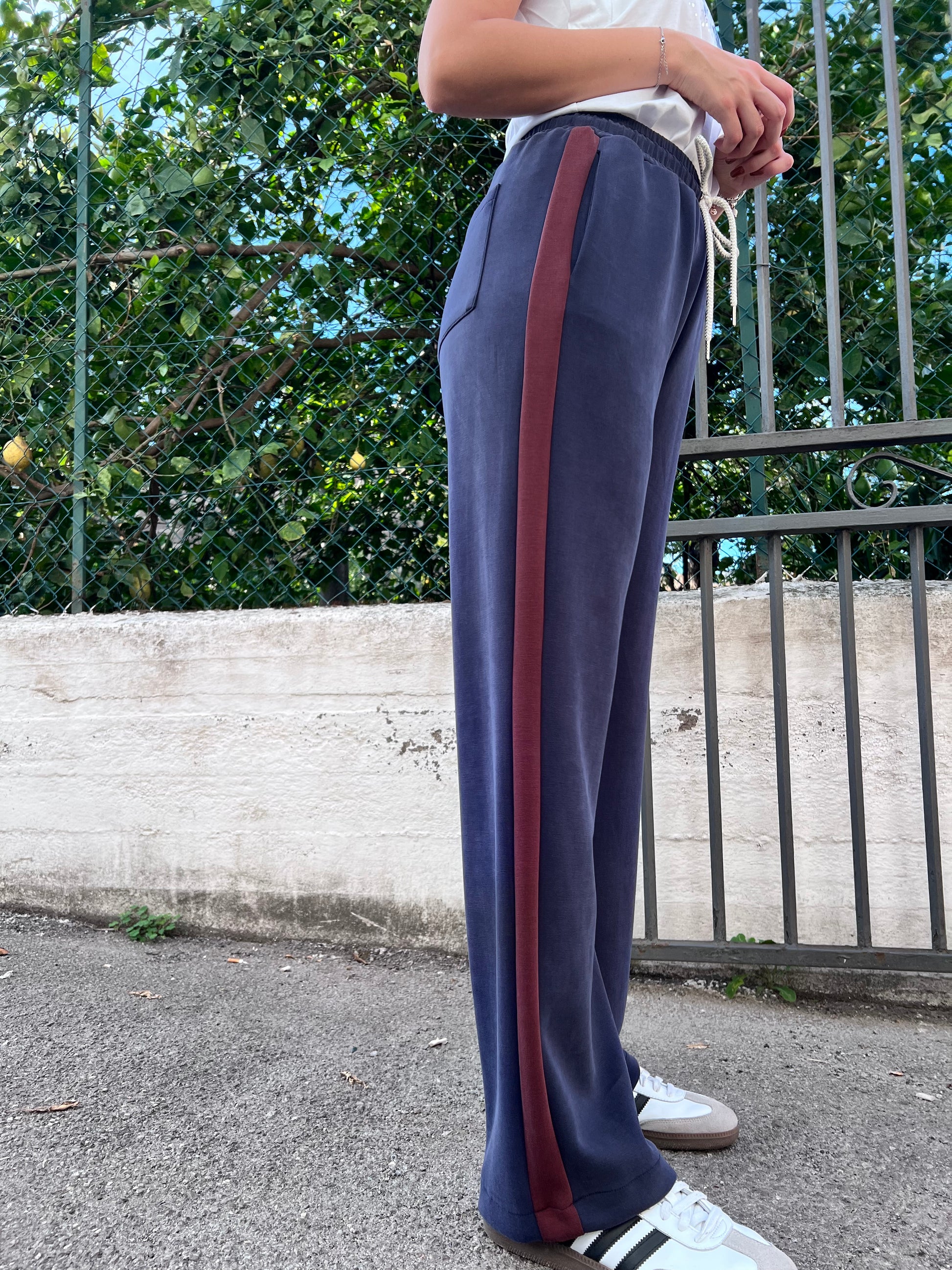 Dettaglio banda contrasto pantalone wide leg blu - Design distintivo e stile contemporaneo Erica Bellucci
