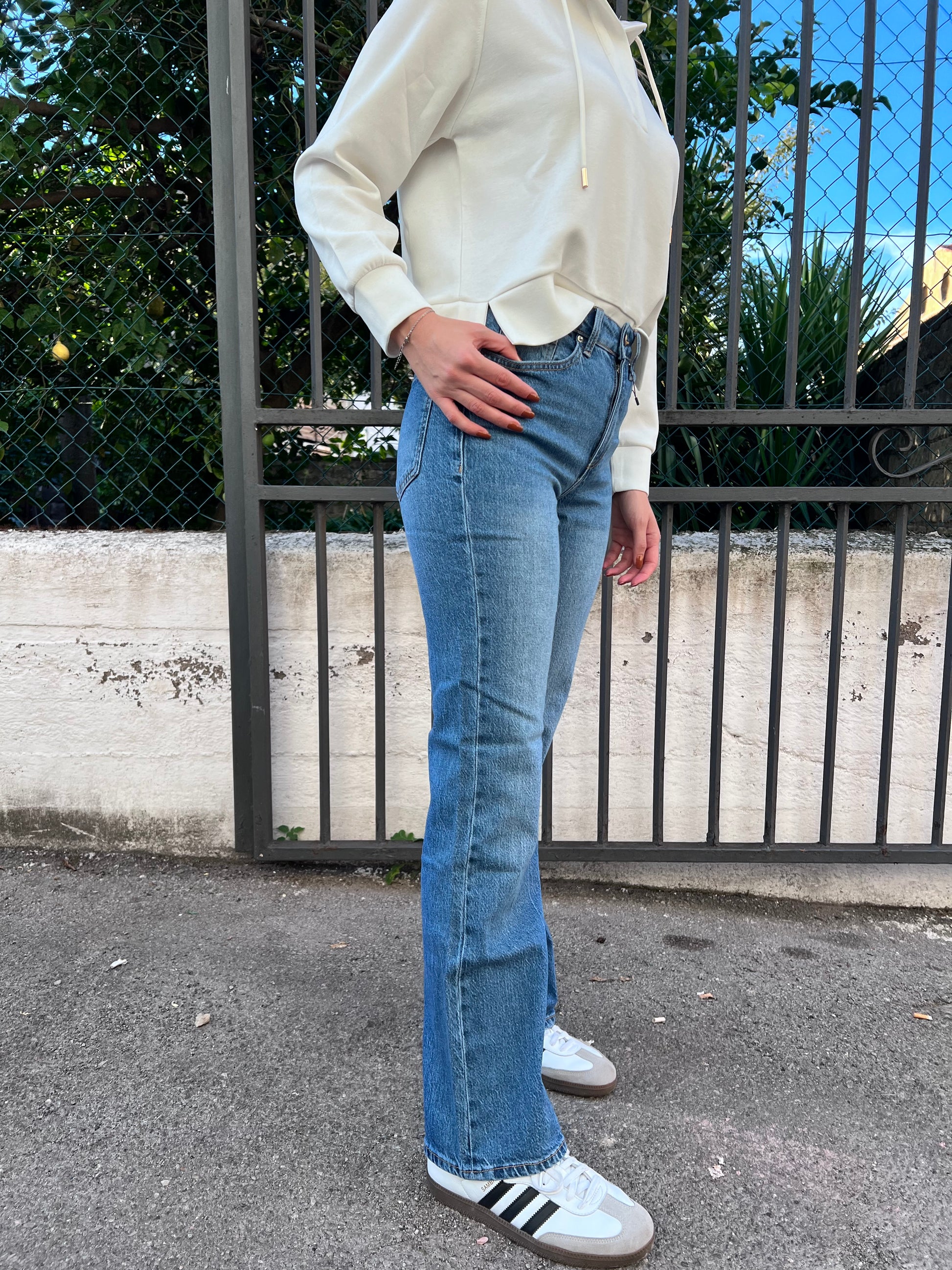 "Jeans donna Tiffosi Iris_3 blu chiaro vista laterale - dettaglio vestibilità gamba dritta"