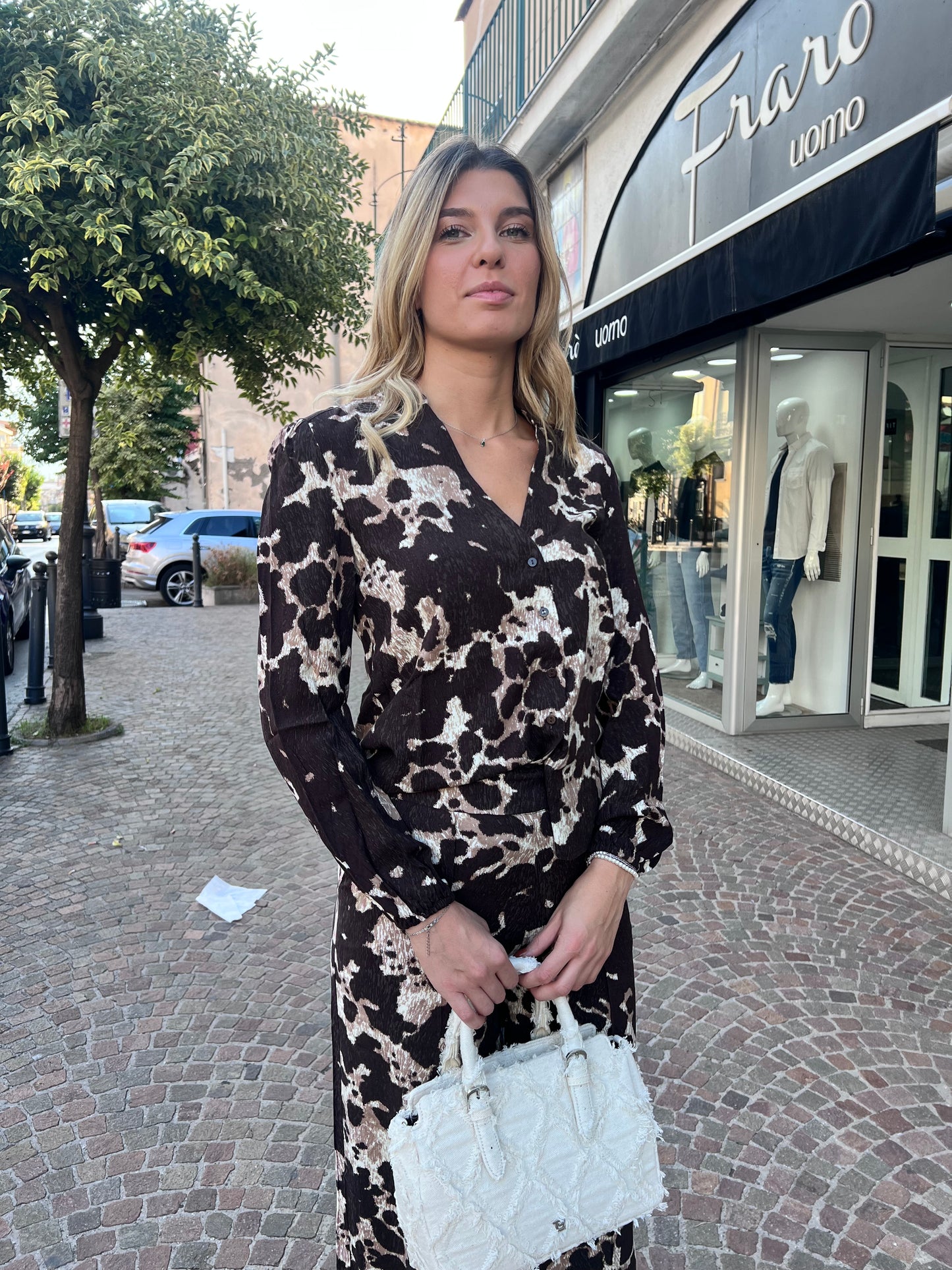 Dettaglio tessuto 100% viscosa stampa animalier cow - qualità premium
