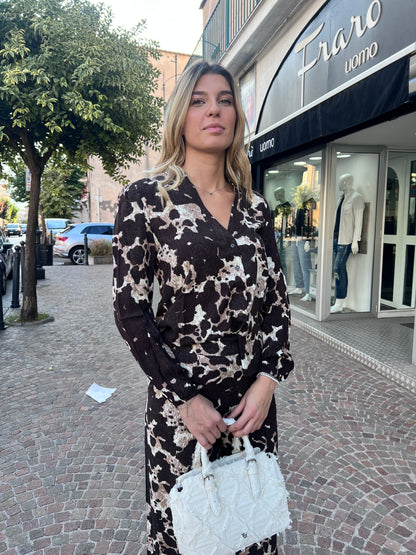 Dettaglio tessuto 100% viscosa stampa animalier cow - qualità premium

