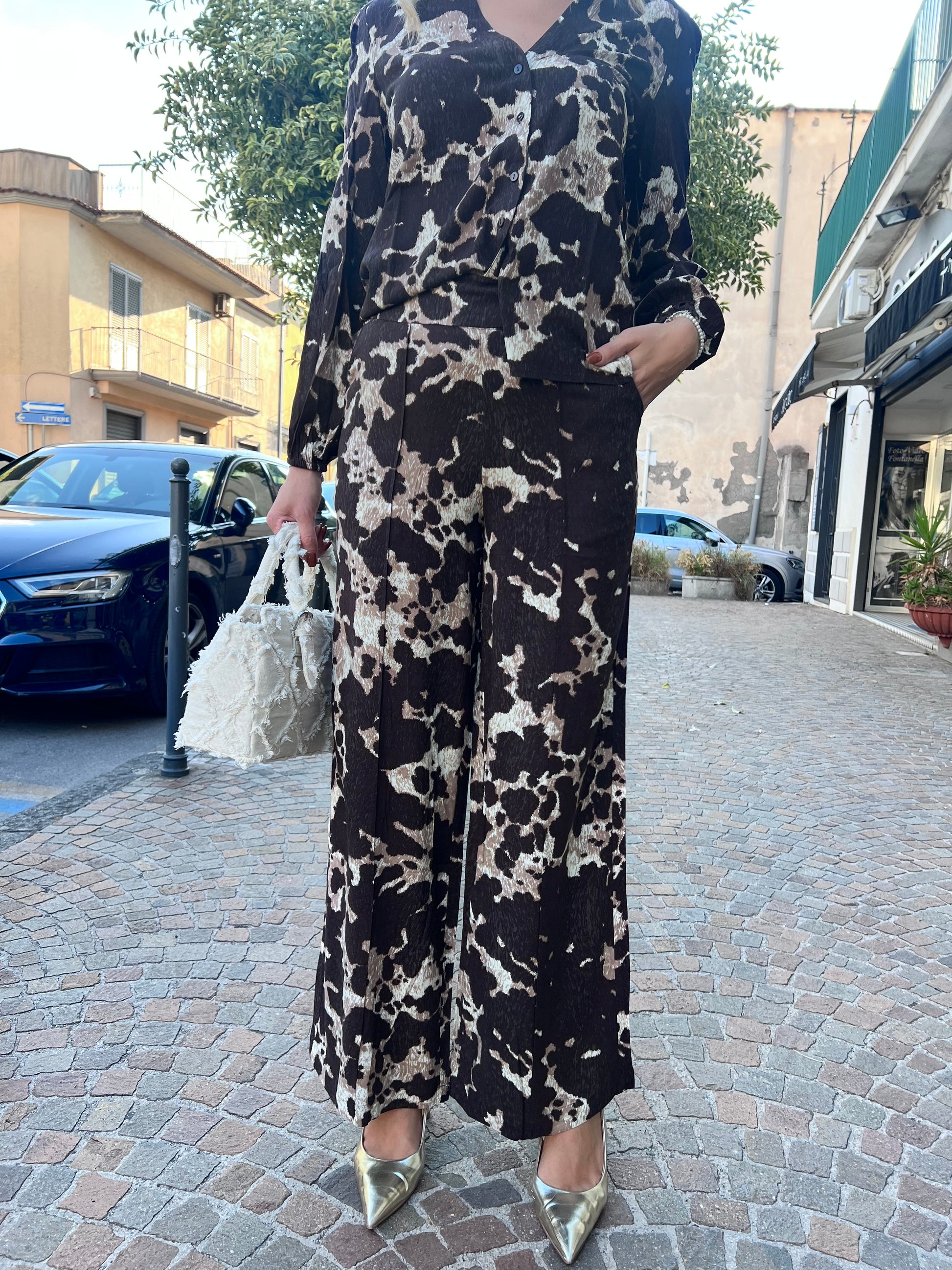 Dettaglio stampa animalier cow su camicia con scollo a V - Cord Set Qatar
