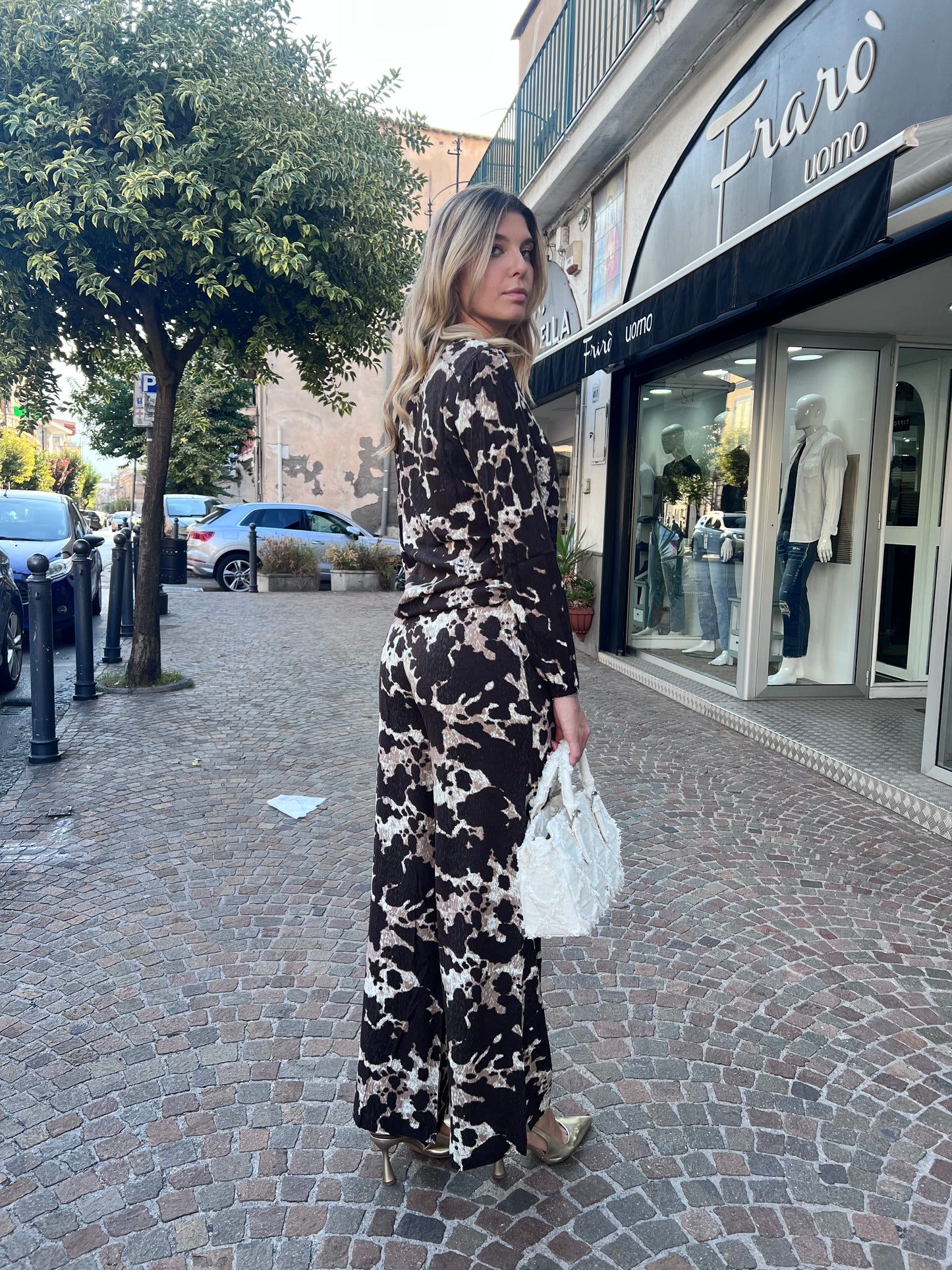 Completo animalier cow indossato - vista laterale camicia e pantalone
