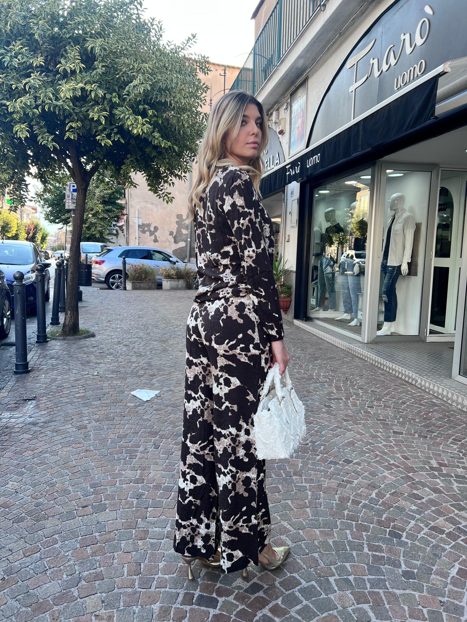 Completo animalier cow indossato - vista laterale camicia e pantalone
