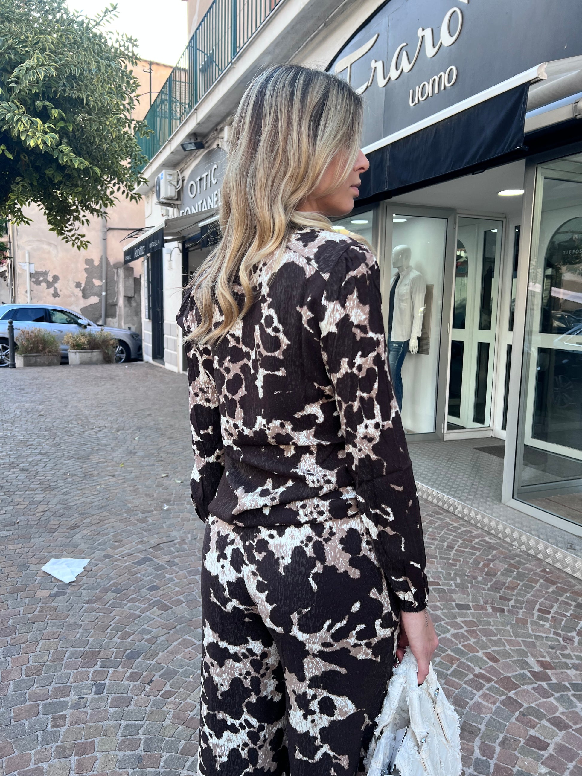 Vista posteriore completo Qatar animalier cow - eleganza e comfort
