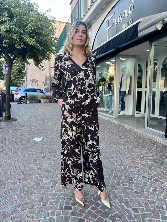 Completo donna animalier cow Qatar - vista frontale camicia e pantalone palazzo
