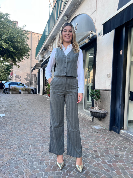 Completo donna gessato Riley - gilet elegante e pantalone dritto vita alta
